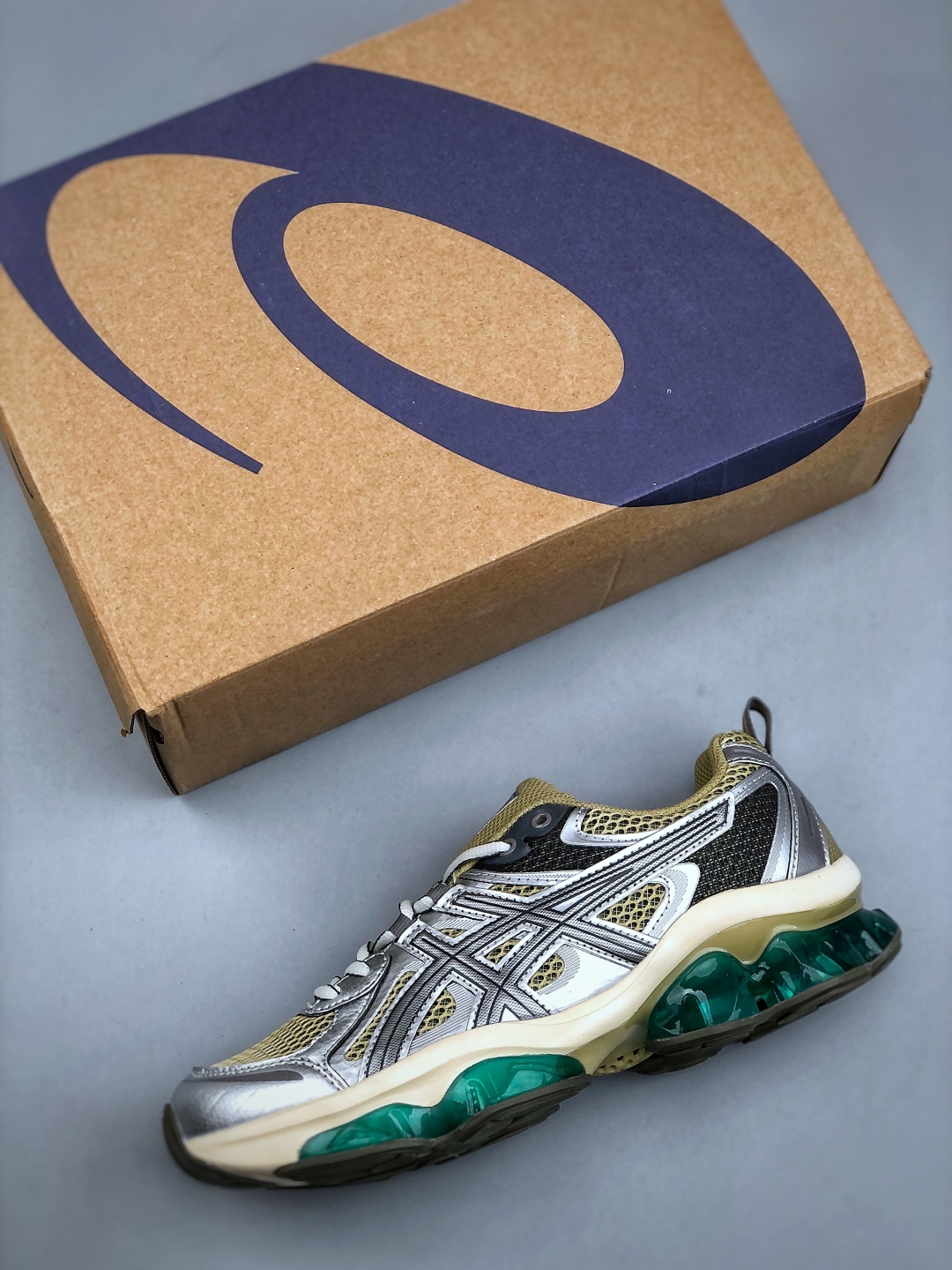 💰260Asics Gel-Quantum Kinetic 亚瑟士 复古休闲运动鞋厚底增高老爹鞋 1203A270-252 #采用 GEL Scutoid 技术的橡胶鞋底。在拥有拥有相同外底科技的基础上，与早先推出的 Kiko Kostadinov 联名款 GEL-QUANTUM ZIENTZIA 十分相似，不失为具有 Ki 味的平替选择。尺码：36-45（半）