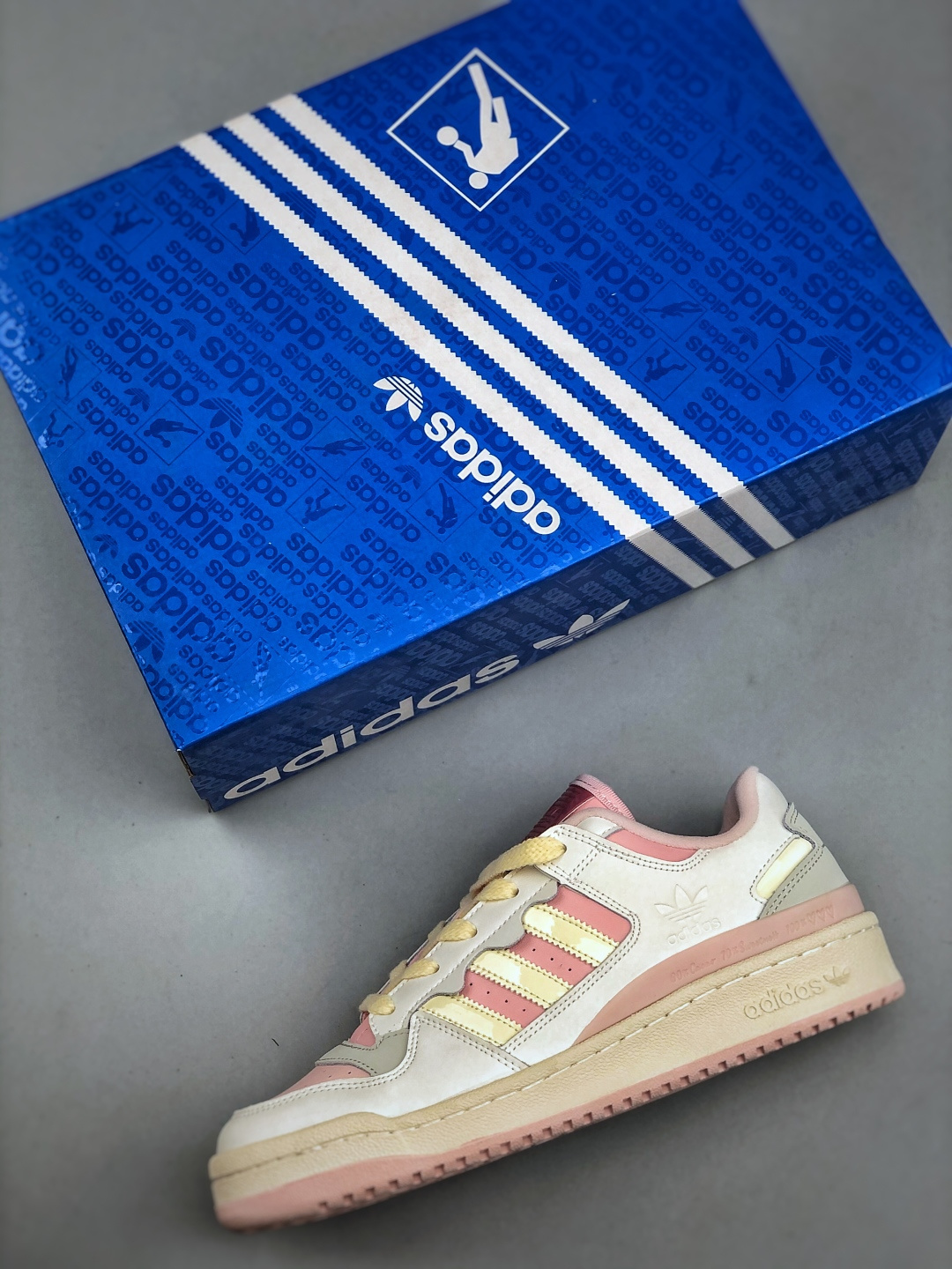 Adidas Forum Low CL 潮流休闲运动板鞋以复古篮球鞋的外形为基础 采用皮革拼接简约百搭 更加贴合舒适 中底内侧网格造型起到点睛之笔 外底橡胶 更显复古 货号: JR8032 (半)