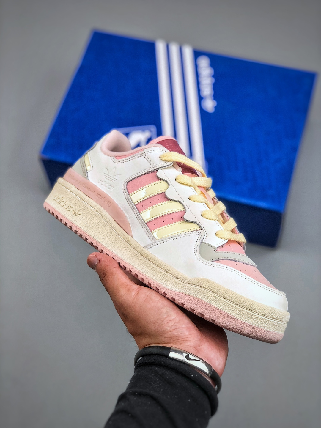 💰280
Adidas Forum Low CL 潮流休闲运动板鞋以复古篮球鞋的外形为基础 采用皮革拼接简约百搭 更加贴合舒适 中底内侧网格造型起到点睛之笔 外底橡胶 更显复古 货号: JR8032  尺码：36-45（半）