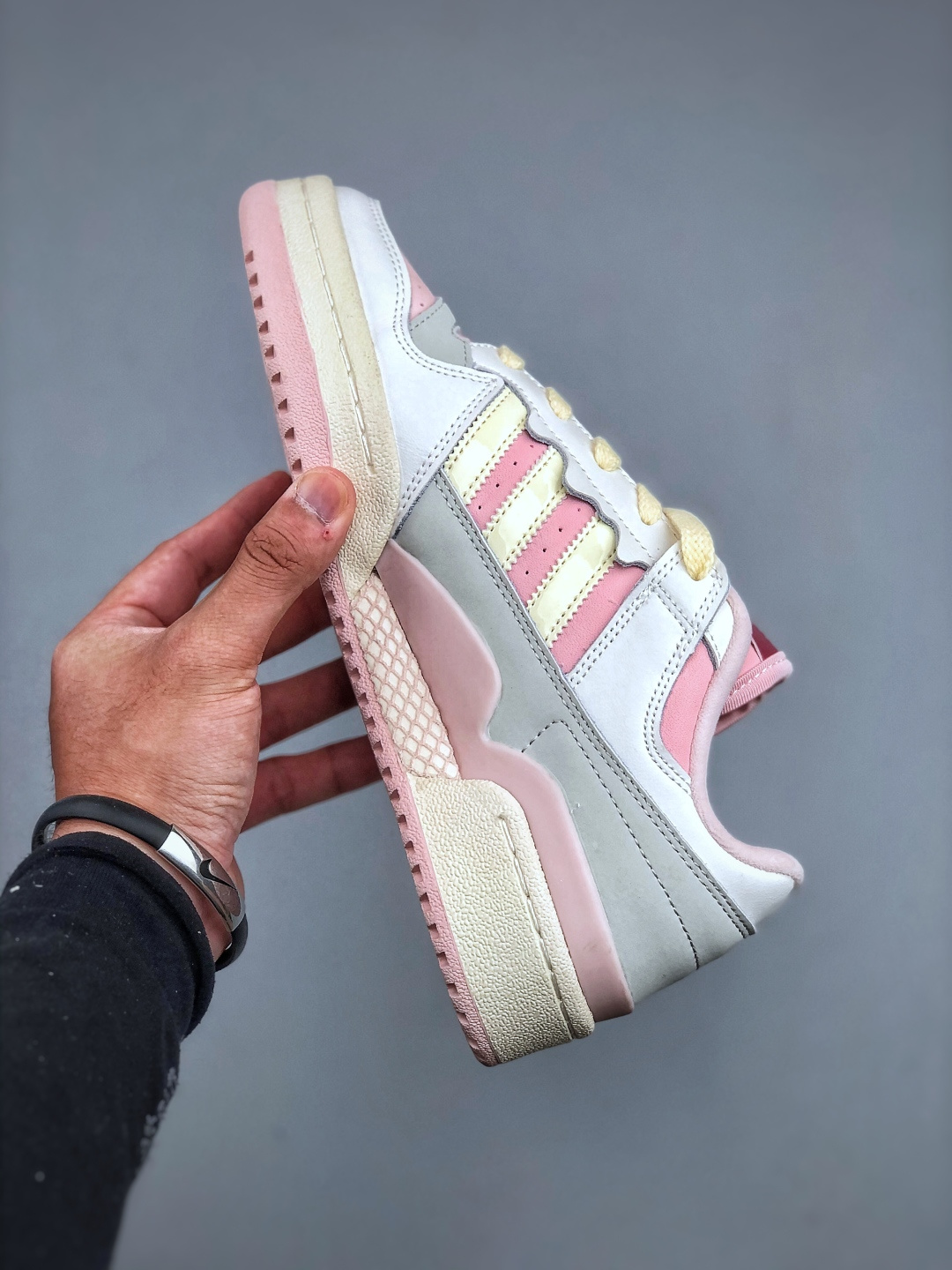 Adidas Forum Low CL 潮流休闲运动板鞋以复古篮球鞋的外形为基础 采用皮革拼接简约百搭 更加贴合舒适 中底内侧网格造型起到点睛之笔 外底橡胶 更显复古 货号: JR8032 (半)