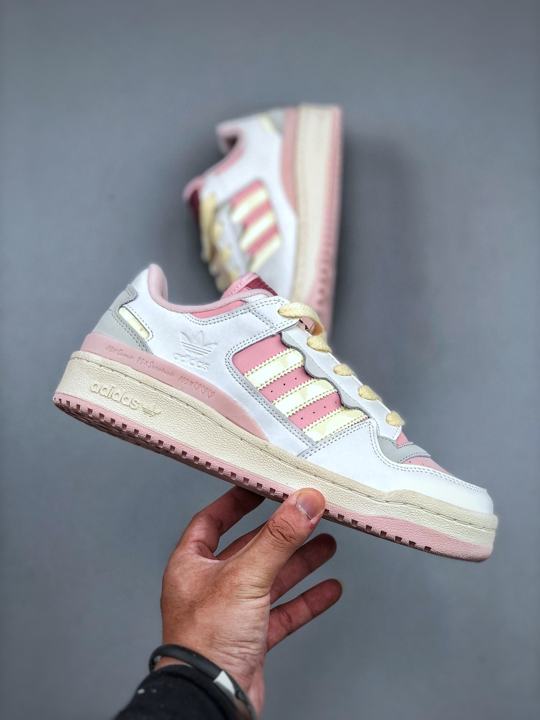 Adidas Forum Low CL 潮流休闲运动板鞋以复古篮球鞋的外形为基础 采用皮革拼接简约百搭 更加贴合舒适 中底内侧网格造型起到点睛之笔 外底橡胶 更显复古 货号: JR8032 (半)