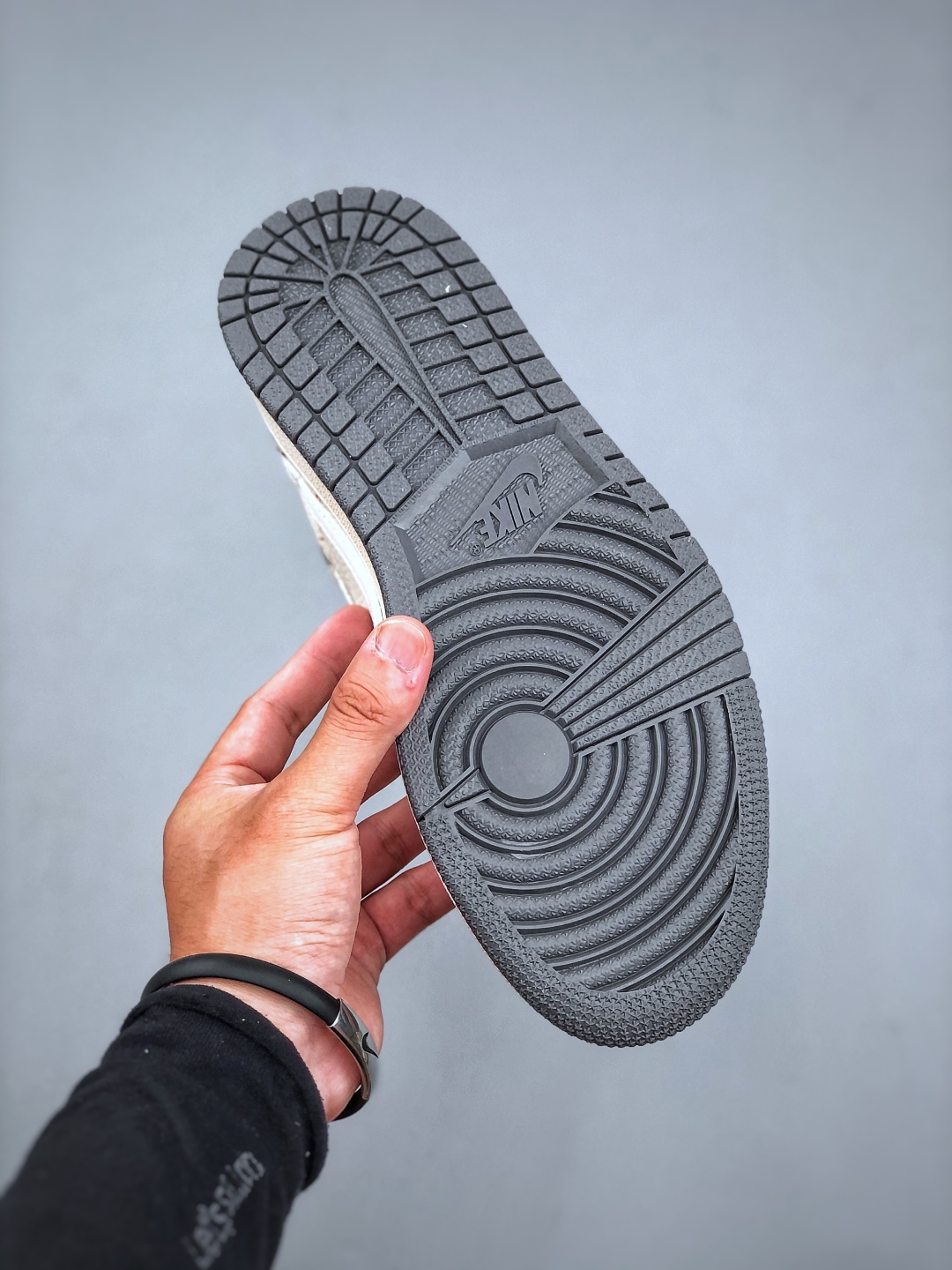 💰300Air Jordan 1 Low * 古驰联名 完美品质出货 细节如图所示 鞋面切割工整 冲孔整齐干净 中底拉帮线 整体清洁度非常好 货号:XB1979-005 尺码：36-45（半）