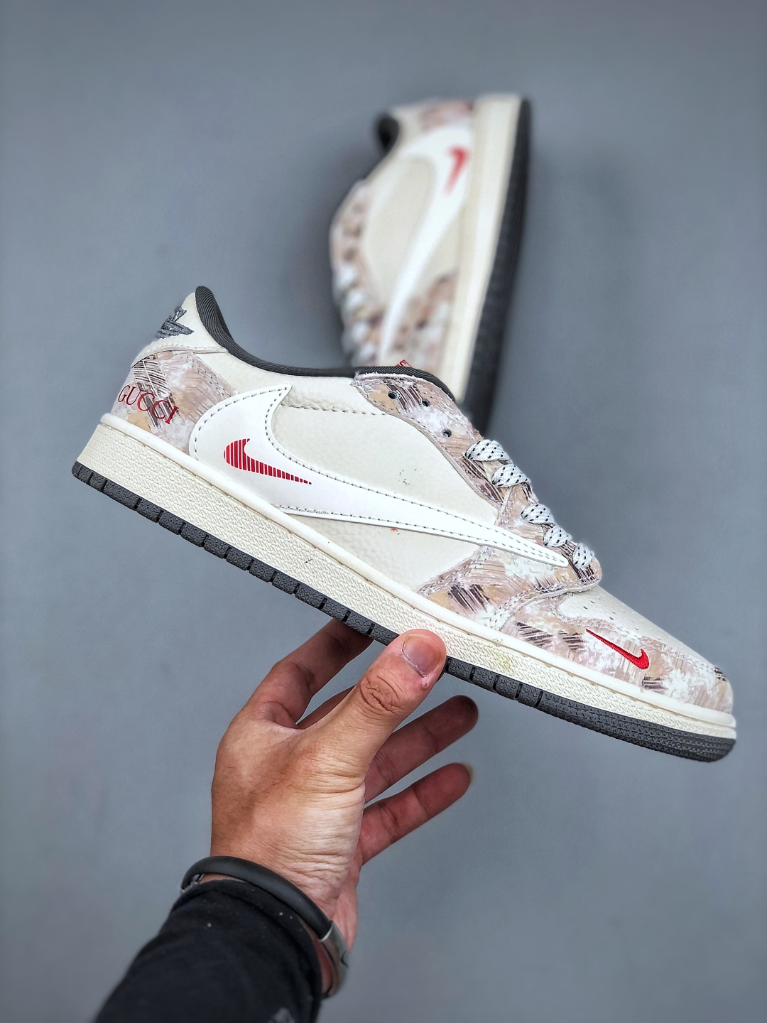 💰300Air Jordan 1 Low * 古驰联名 完美品质出货 细节如图所示 鞋面切割工整 冲孔整齐干净 中底拉帮线 整体清洁度非常好 货号:XB1979-005 尺码：36-45（半）