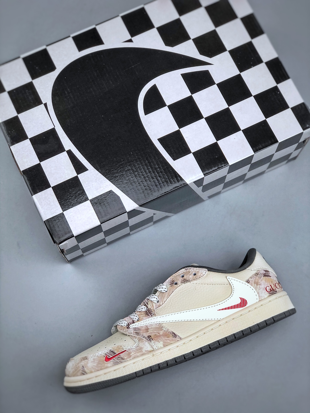 💰300Air Jordan 1 Low * 古驰联名 完美品质出货 细节如图所示 鞋面切割工整 冲孔整齐干净 中底拉帮线 整体清洁度非常好 货号:XB1979-005 尺码：36-45（半）