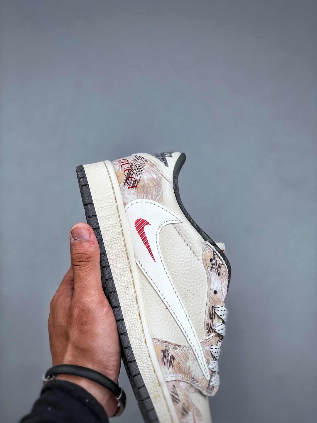 💰300Air Jordan 1 Low * 古驰联名 完美品质出货 细节如图所示 鞋面切割工整 冲孔整齐干净 中底拉帮线 整体清洁度非常好 货号:XB1979-005 尺码：36-45（半）