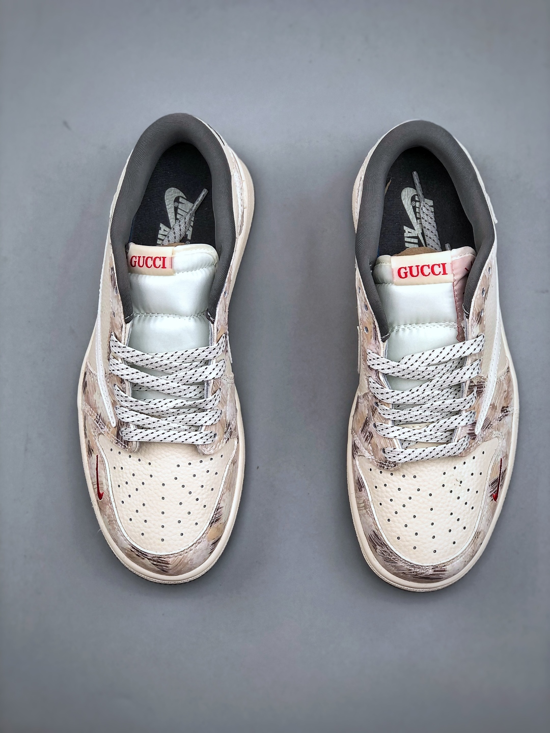 💰300Air Jordan 1 Low * 古驰联名 完美品质出货 细节如图所示 鞋面切割工整 冲孔整齐干净 中底拉帮线 整体清洁度非常好 货号:XB1979-005 尺码：36-45（半）