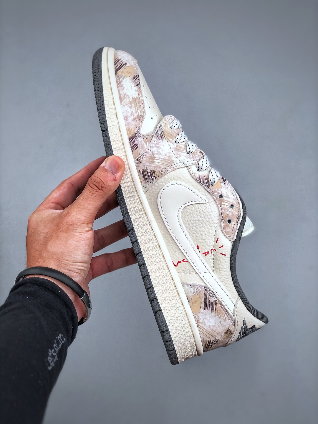 💰300Air Jordan 1 Low * 古驰联名 完美品质出货 细节如图所示 鞋面切割工整 冲孔整齐干净 中底拉帮线 整体清洁度非常好 货号:XB1979-005 尺码：36-45（半）