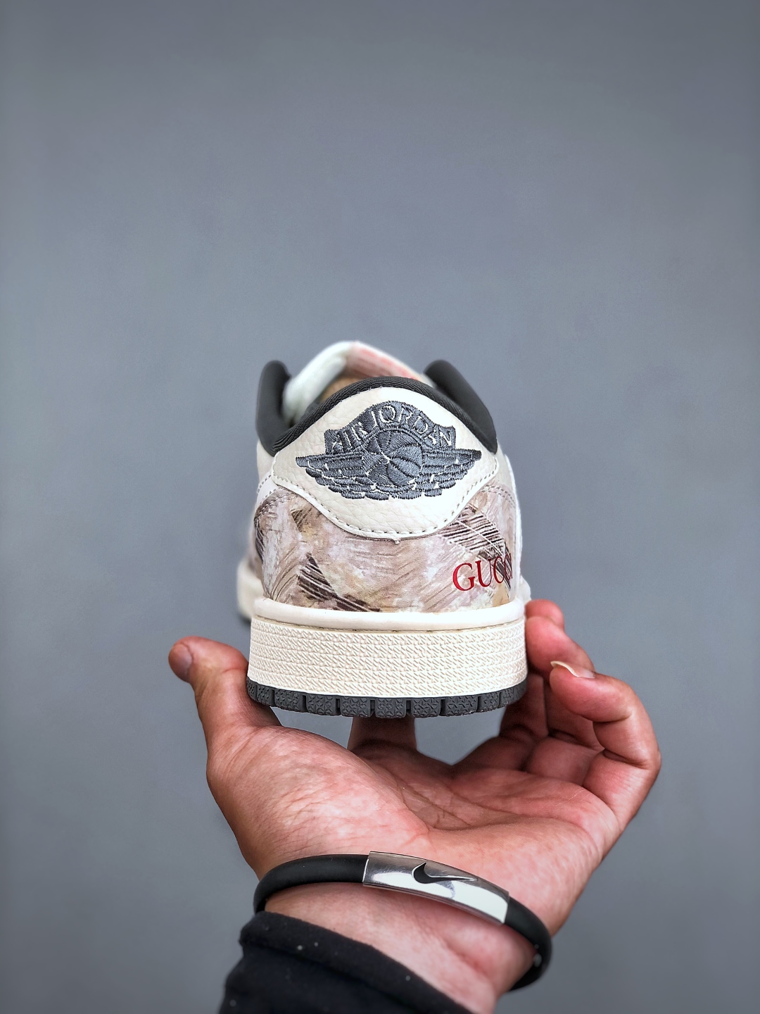 💰300Air Jordan 1 Low * 古驰联名 完美品质出货 细节如图所示 鞋面切割工整 冲孔整齐干净 中底拉帮线 整体清洁度非常好 货号:XB1979-005 尺码：36-45（半）
