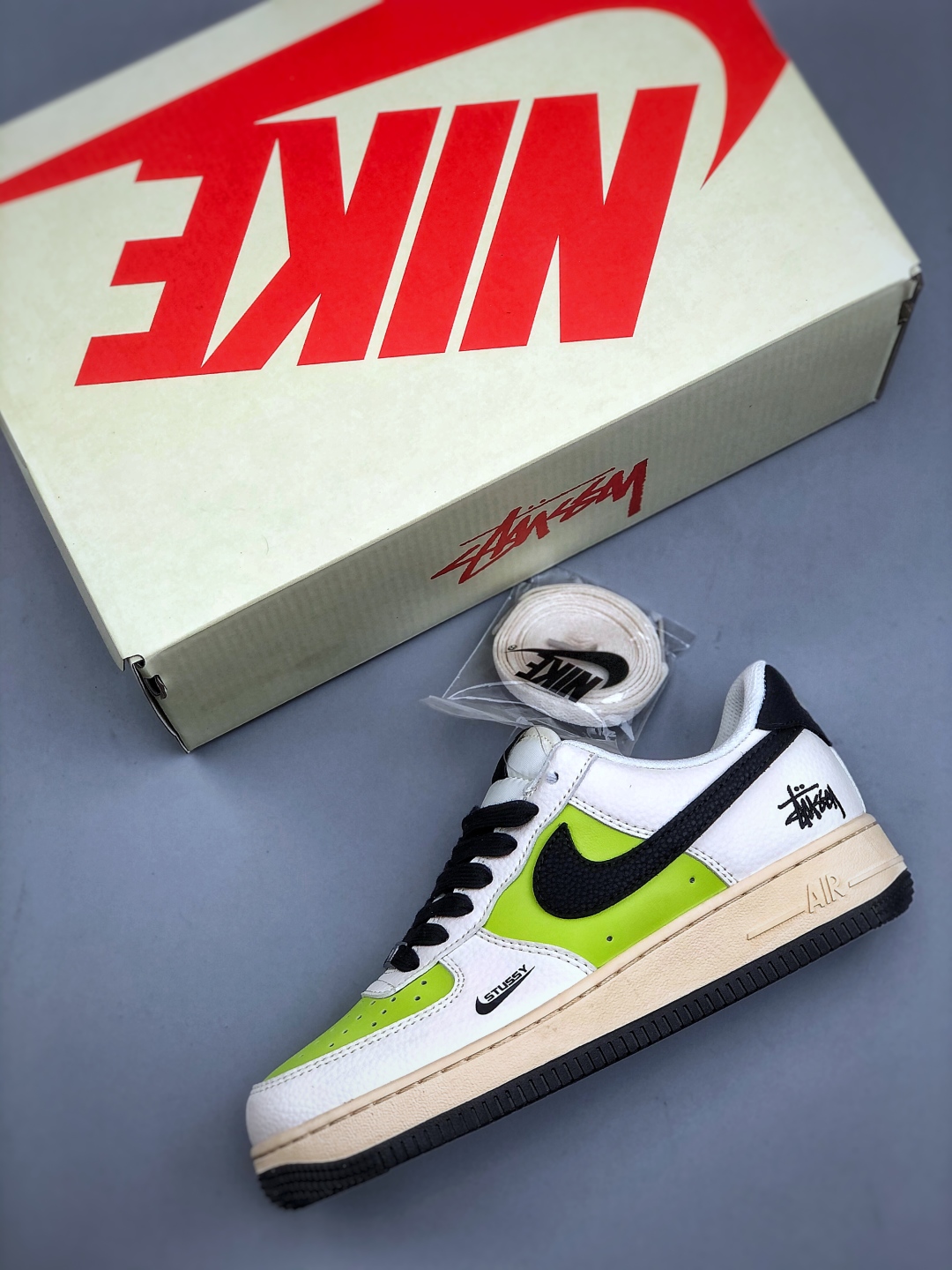 💰280Nike Air Force 1 ‘07 Low 斯图西联名 荧光英文米黑 空军一号低帮休闲板鞋 #原楦头原纸板 原装鞋盒 定制五金配件 内置全掌气垫 原厂鞋底货号：QW5836-002 尺码：36-45（半）