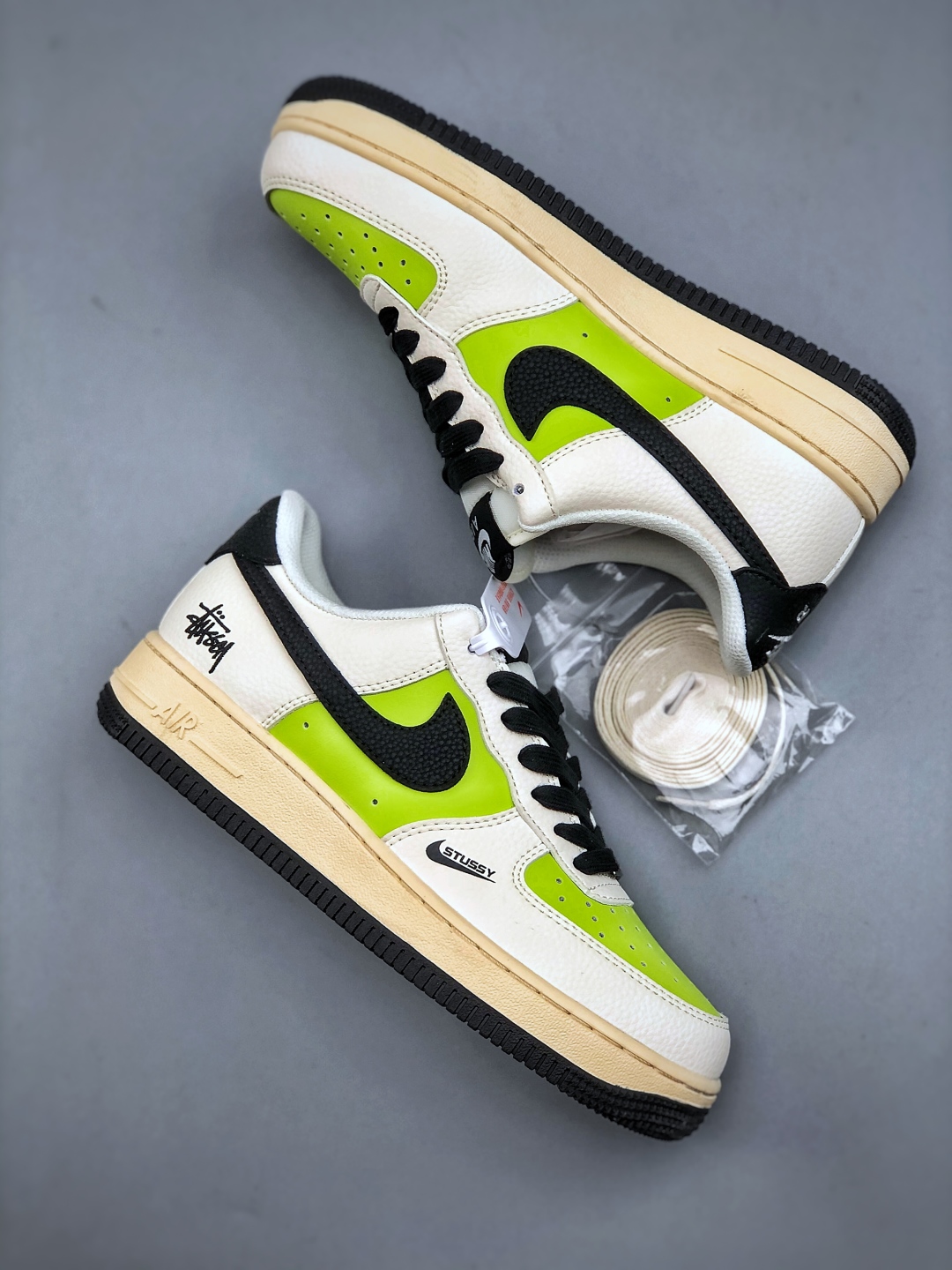 💰280Nike Air Force 1 ‘07 Low 斯图西联名 荧光英文米黑 空军一号低帮休闲板鞋 #原楦头原纸板 原装鞋盒 定制五金配件 内置全掌气垫 原厂鞋底货号：QW5836-002 尺码：36-45（半）