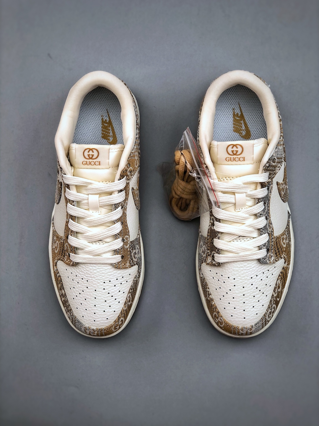 💰300Nike SB Dunk Low 古驰联名 卡其灰牛仔 周年高端定制 低帮休闲板鞋 #定制鞋盒 大厂纯原品质出货 超高清洁度 皮料切割干净无任何毛边 细节完美 货号：SC9207-421 尺码：36-45（半）