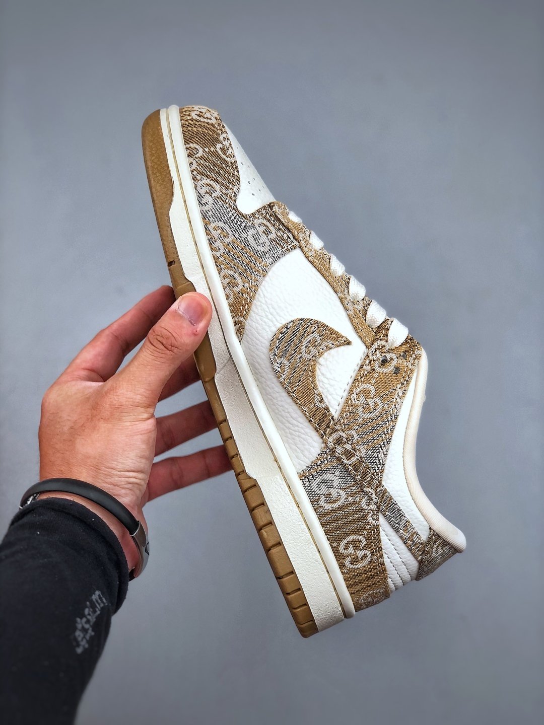 💰300Nike SB Dunk Low 古驰联名 卡其灰牛仔 周年高端定制 低帮休闲板鞋 #定制鞋盒 大厂纯原品质出货 超高清洁度 皮料切割干净无任何毛边 细节完美 货号：SC9207-421 尺码：36-45（半）