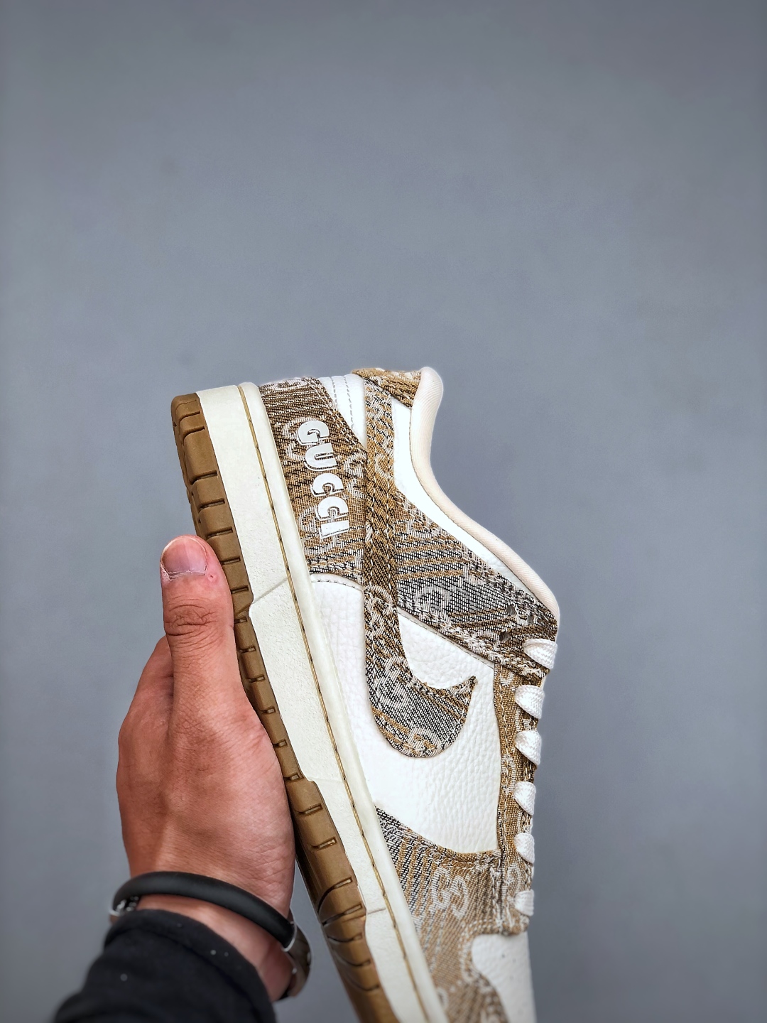 💰300Nike SB Dunk Low 古驰联名 卡其灰牛仔 周年高端定制 低帮休闲板鞋 #定制鞋盒 大厂纯原品质出货 超高清洁度 皮料切割干净无任何毛边 细节完美 货号：SC9207-421 尺码：36-45（半）