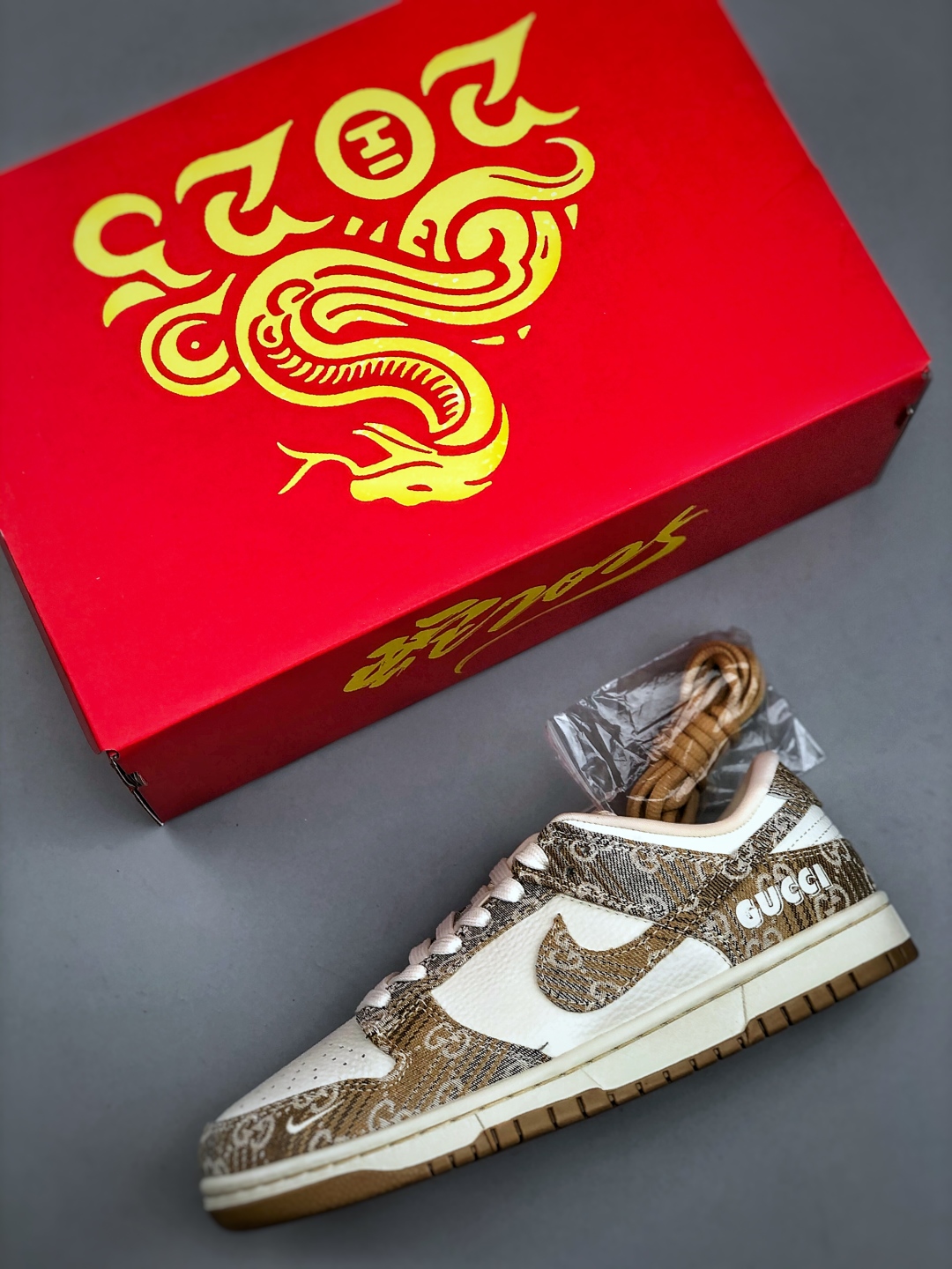 💰300Nike SB Dunk Low 古驰联名 卡其灰牛仔 周年高端定制 低帮休闲板鞋 #定制鞋盒 大厂纯原品质出货 超高清洁度 皮料切割干净无任何毛边 细节完美 货号：SC9207-421 尺码：36-45（半）