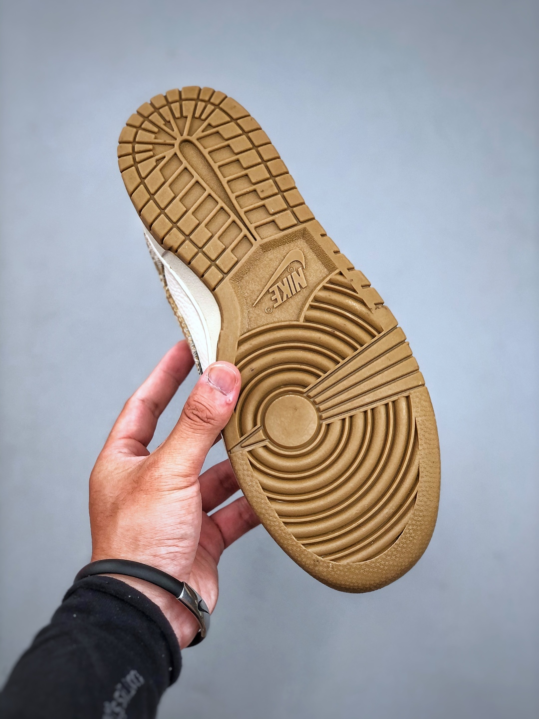 💰300Nike SB Dunk Low 古驰联名 卡其灰牛仔 周年高端定制 低帮休闲板鞋 #定制鞋盒 大厂纯原品质出货 超高清洁度 皮料切割干净无任何毛边 细节完美 货号：SC9207-421 尺码：36-45（半）