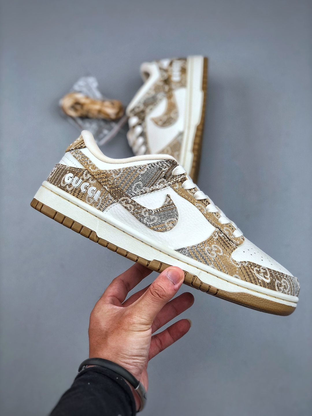 💰300Nike SB Dunk Low 古驰联名 卡其灰牛仔 周年高端定制 低帮休闲板鞋 #定制鞋盒 大厂纯原品质出货 超高清洁度 皮料切割干净无任何毛边 细节完美 货号：SC9207-421 尺码：36-45（半）