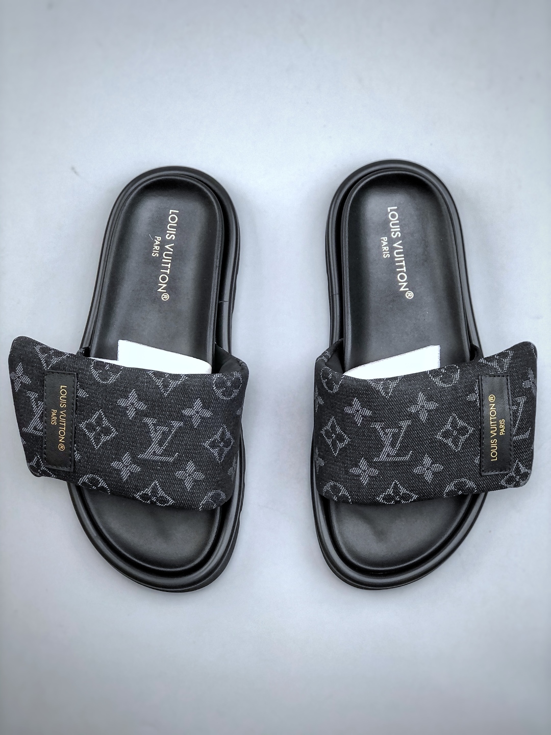 💰280
LOUIS VUITTON ｜路易威登2025ss最新春夏款 村上隆/Takashi Murakami x  LOUIS  Pool Pillow Comfort 皮革 圆头套脚一字拖鞋 男女款 白色 室内外穿着皆宜。纯羊羔毛材质，鞋面受专水台高密度发泡材质，轻盈舒适，鞋底厚度3.5。  上脚超显腿长 尺码：35-45