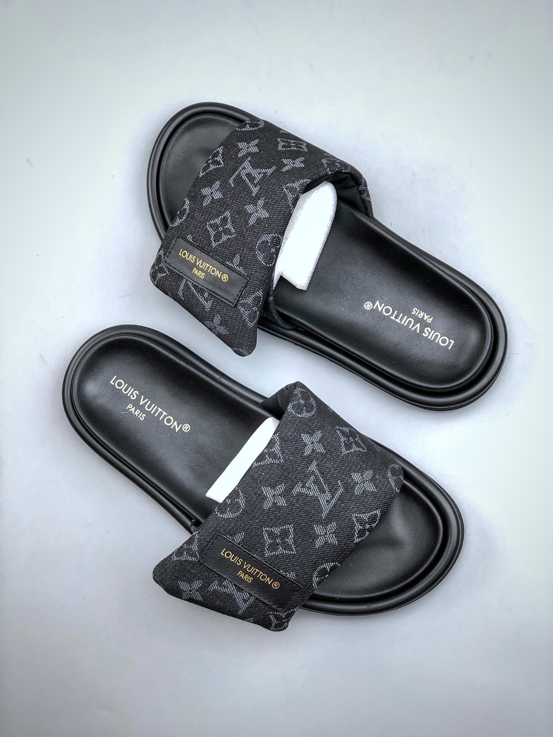 💰280
LOUIS VUITTON ｜路易威登2025ss最新春夏款 村上隆/Takashi Murakami x  LOUIS  Pool Pillow Comfort 皮革 圆头套脚一字拖鞋 男女款 白色 室内外穿着皆宜。纯羊羔毛材质，鞋面受专水台高密度发泡材质，轻盈舒适，鞋底厚度3.5。  上脚超显腿长 尺码：35-45
