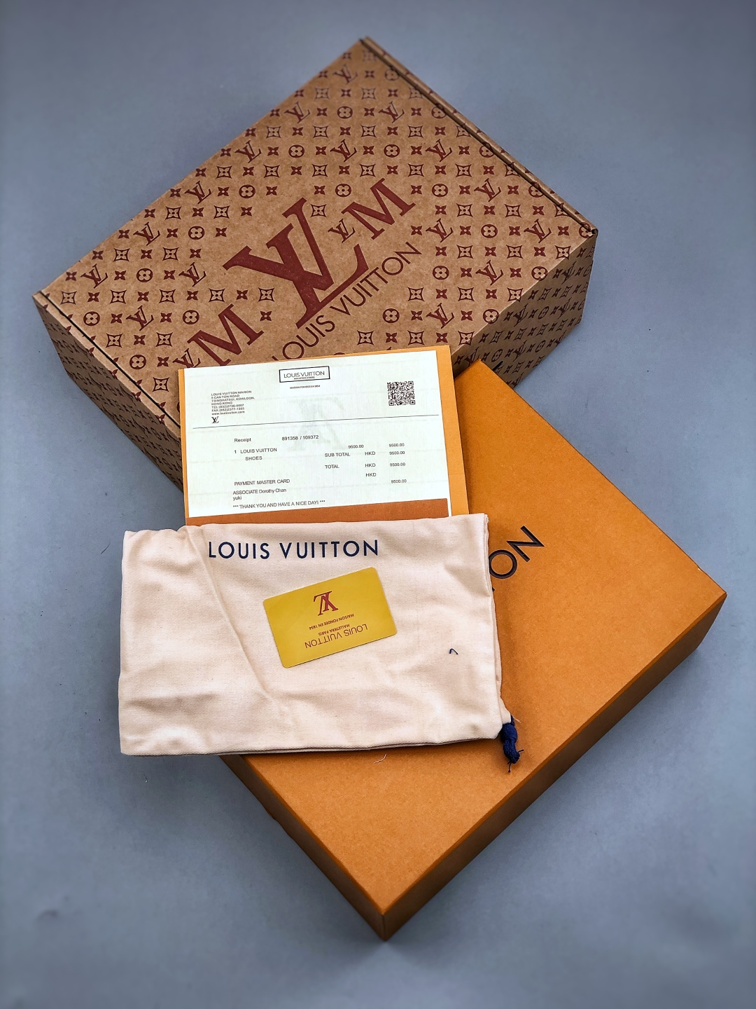 💰280
LOUIS VUITTON ｜路易威登2025ss最新春夏款 村上隆/Takashi Murakami x  LOUIS  Pool Pillow Comfort 皮革 圆头套脚一字拖鞋 男女款 白色 室内外穿着皆宜。纯羊羔毛材质，鞋面受专水台高密度发泡材质，轻盈舒适，鞋底厚度3.5。  上脚超显腿长 尺码：35-45