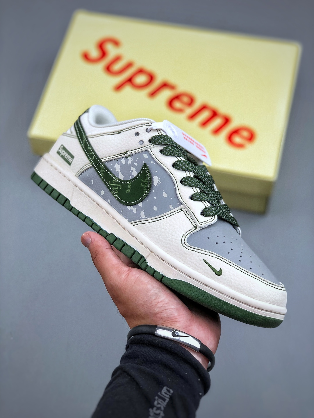 💰 380  
Nike SB Dunk Low “supreme联名-米灰绿”高端定制 低帮休闲板鞋 定制鞋盒 大厂纯原品质出货 超高清洁度 皮料切割干净无任何毛边 细节完美 货号：HS8068-028 尺码：36-45（半）