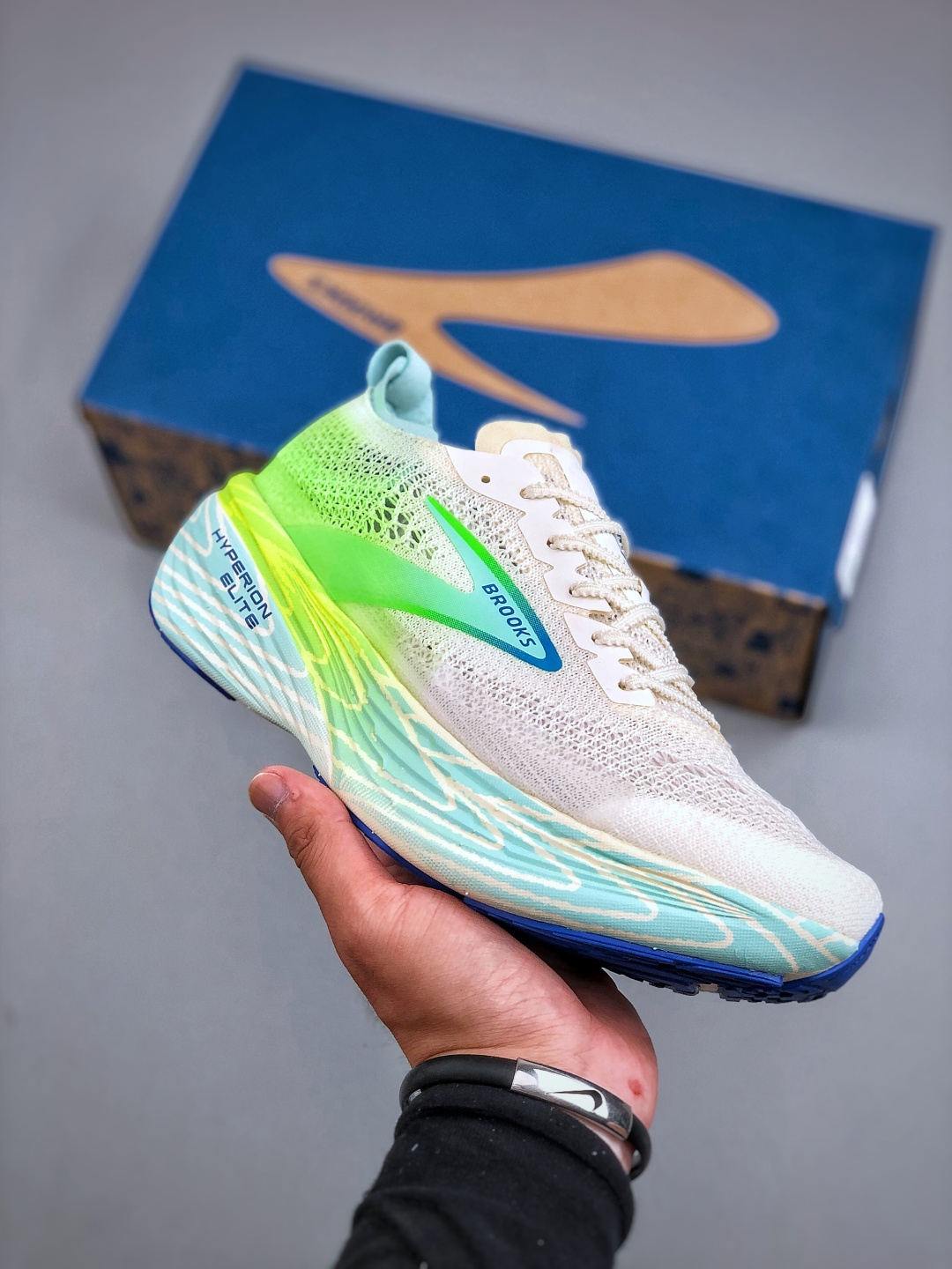 💰130
Brooks Hyperion Elite 4 PB 布鲁克斯龙卷风4 休闲透气缓震运动鞋 货号：100053 1D 134 尺码：36-45（半）