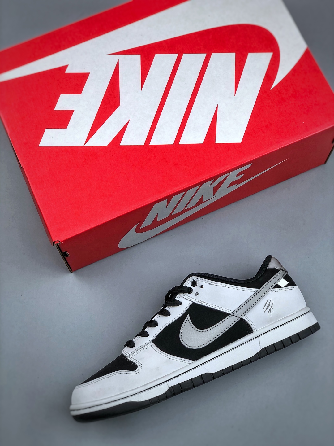 💰300 Nike SB Dunk Low 拓荒骑士 周年高端定制 低帮休闲板鞋 WB0414-002 #定制鞋盒 超高清洁度 皮料切割干净无任何毛边 细节完美 尺码：40 40.5 41 42 42.5 43 44 44.5 45 46
