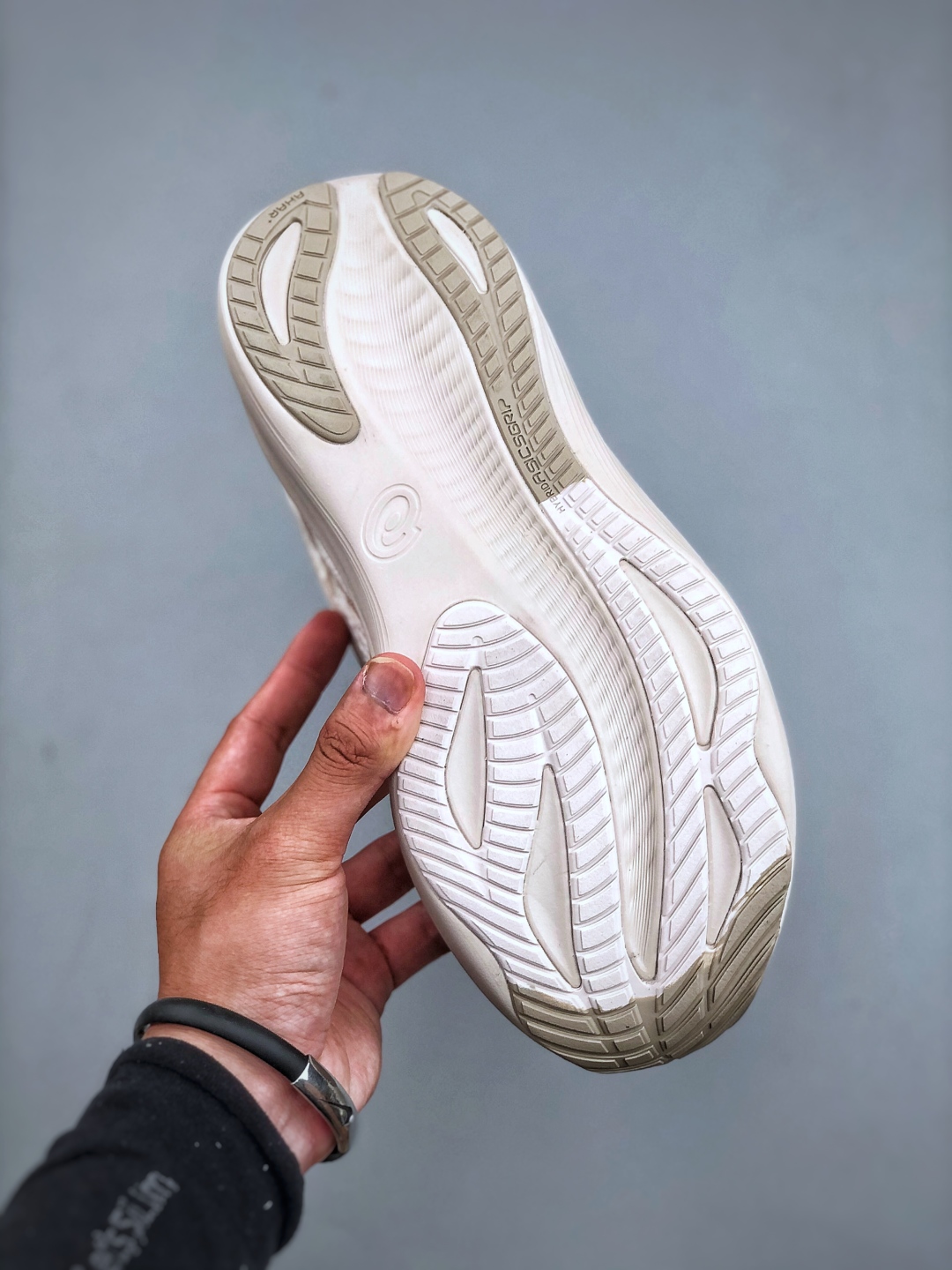 💰240Asics Gel-Nimbus 27 舒适防滑耐磨低帮休闲跑步鞋鞋底采用了轻质发泡材料 并在后跟和前掌处采用了ASICS亚瑟士核心科技-GEL缓震胶 赋予鞋款强大的缓冲性能 提供了更柔软舒适的穿着体验 而在原有设计的启发之上 此次鞋款采用更贴合当今潮流趋势的材料和创新技术 展现出纽约充满活力的都市精神货号:1011C096-200 尺码:36 37 37.5 38 39 39.5 40.5 41.5 42 42.5 43.5 44 45 46