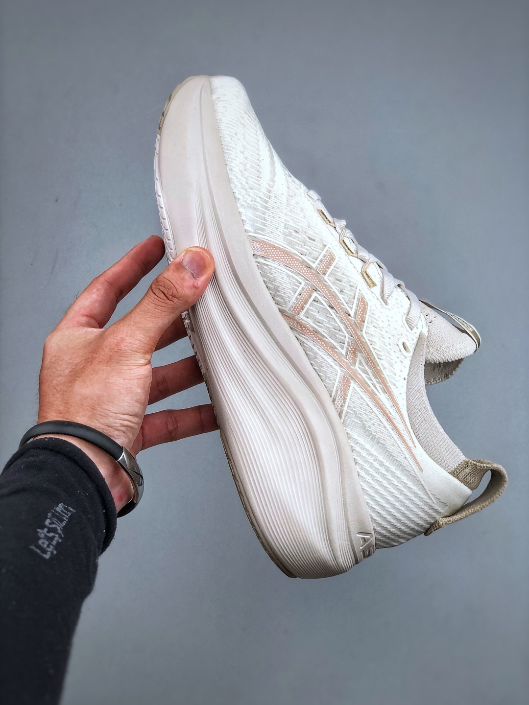 💰240Asics Gel-Nimbus 27 舒适防滑耐磨低帮休闲跑步鞋鞋底采用了轻质发泡材料 并在后跟和前掌处采用了ASICS亚瑟士核心科技-GEL缓震胶 赋予鞋款强大的缓冲性能 提供了更柔软舒适的穿着体验 而在原有设计的启发之上 此次鞋款采用更贴合当今潮流趋势的材料和创新技术 展现出纽约充满活力的都市精神货号:1011C096-200 尺码:36 37 37.5 38 39 39.5 40.5 41.5 42 42.5 43.5 44 45 46
