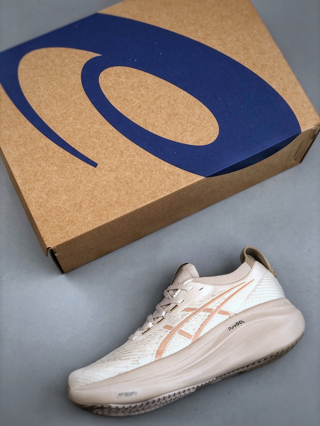 💰240Asics Gel-Nimbus 27 舒适防滑耐磨低帮休闲跑步鞋鞋底采用了轻质发泡材料 并在后跟和前掌处采用了ASICS亚瑟士核心科技-GEL缓震胶 赋予鞋款强大的缓冲性能 提供了更柔软舒适的穿着体验 而在原有设计的启发之上 此次鞋款采用更贴合当今潮流趋势的材料和创新技术 展现出纽约充满活力的都市精神货号:1011C096-200 尺码:36 37 37.5 38 39 39.5 40.5 41.5 42 42.5 43.5 44 45 46