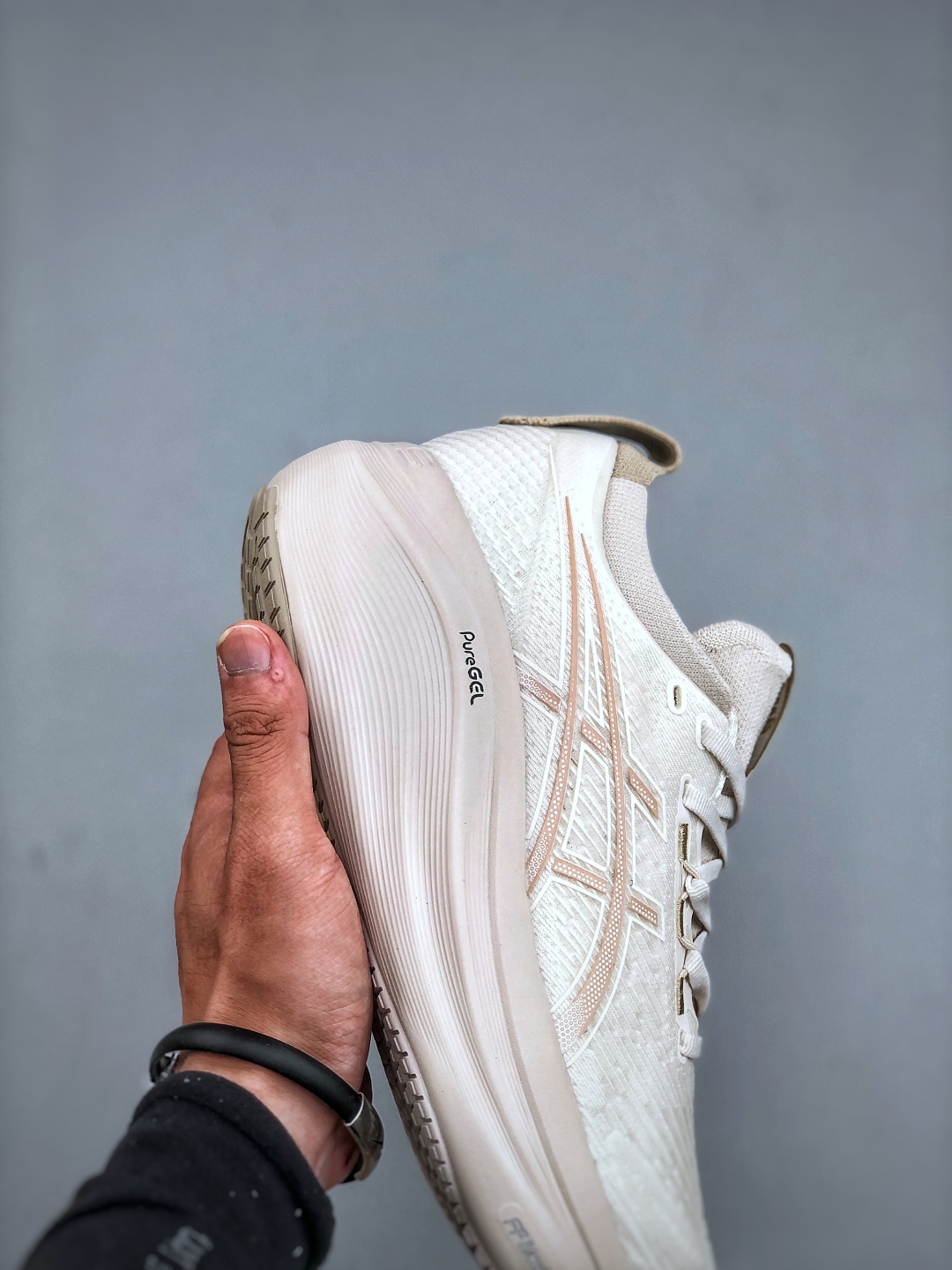 💰240Asics Gel-Nimbus 27 舒适防滑耐磨低帮休闲跑步鞋鞋底采用了轻质发泡材料 并在后跟和前掌处采用了ASICS亚瑟士核心科技-GEL缓震胶 赋予鞋款强大的缓冲性能 提供了更柔软舒适的穿着体验 而在原有设计的启发之上 此次鞋款采用更贴合当今潮流趋势的材料和创新技术 展现出纽约充满活力的都市精神货号:1011C096-200 尺码:36 37 37.5 38 39 39.5 40.5 41.5 42 42.5 43.5 44 45 46