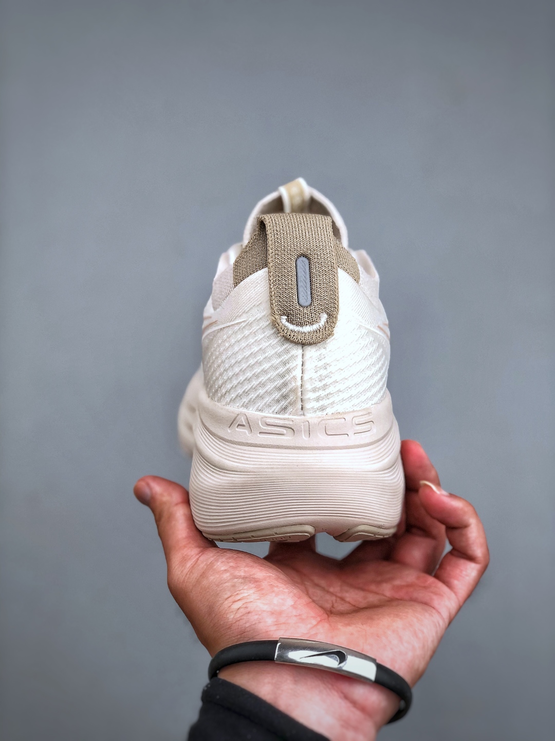 💰240Asics Gel-Nimbus 27 舒适防滑耐磨低帮休闲跑步鞋鞋底采用了轻质发泡材料 并在后跟和前掌处采用了ASICS亚瑟士核心科技-GEL缓震胶 赋予鞋款强大的缓冲性能 提供了更柔软舒适的穿着体验 而在原有设计的启发之上 此次鞋款采用更贴合当今潮流趋势的材料和创新技术 展现出纽约充满活力的都市精神货号:1011C096-200 尺码:36 37 37.5 38 39 39.5 40.5 41.5 42 42.5 43.5 44 45 46
