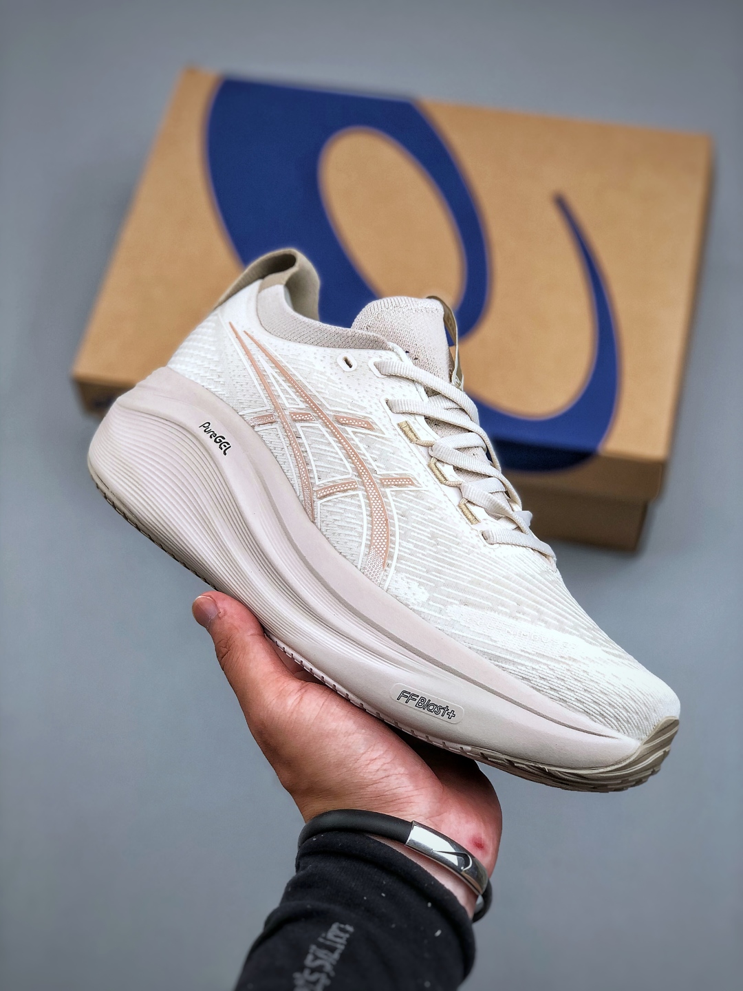 💰240Asics Gel-Nimbus 27 舒适防滑耐磨低帮休闲跑步鞋鞋底采用了轻质发泡材料 并在后跟和前掌处采用了ASICS亚瑟士核心科技-GEL缓震胶 赋予鞋款强大的缓冲性能 提供了更柔软舒适的穿着体验 而在原有设计的启发之上 此次鞋款采用更贴合当今潮流趋势的材料和创新技术 展现出纽约充满活力的都市精神货号:1011C096-200 尺码:36 37 37.5 38 39 39.5 40.5 41.5 42 42.5 43.5 44 45 46