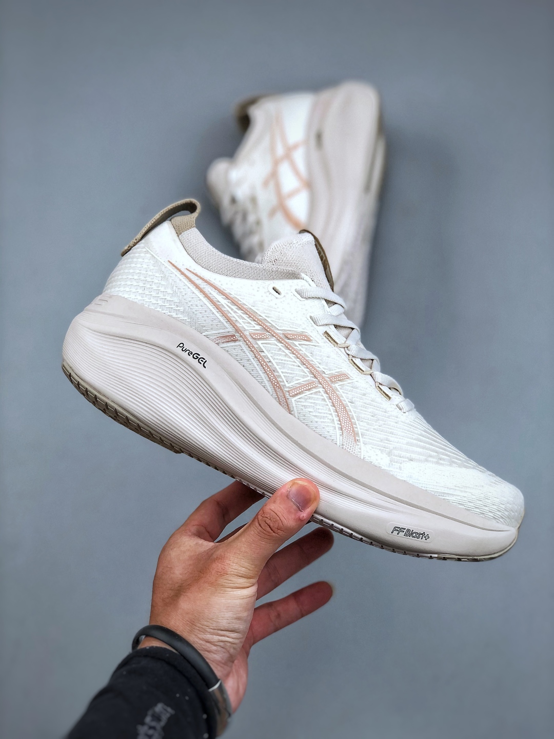 💰240Asics Gel-Nimbus 27 舒适防滑耐磨低帮休闲跑步鞋鞋底采用了轻质发泡材料 并在后跟和前掌处采用了ASICS亚瑟士核心科技-GEL缓震胶 赋予鞋款强大的缓冲性能 提供了更柔软舒适的穿着体验 而在原有设计的启发之上 此次鞋款采用更贴合当今潮流趋势的材料和创新技术 展现出纽约充满活力的都市精神货号:1011C096-200 尺码:36 37 37.5 38 39 39.5 40.5 41.5 42 42.5 43.5 44 45 46