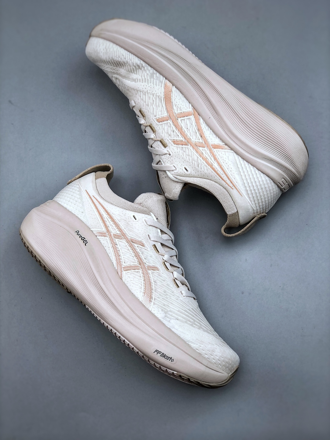 💰240Asics Gel-Nimbus 27 舒适防滑耐磨低帮休闲跑步鞋鞋底采用了轻质发泡材料 并在后跟和前掌处采用了ASICS亚瑟士核心科技-GEL缓震胶 赋予鞋款强大的缓冲性能 提供了更柔软舒适的穿着体验 而在原有设计的启发之上 此次鞋款采用更贴合当今潮流趋势的材料和创新技术 展现出纽约充满活力的都市精神货号:1011C096-200 尺码:36 37 37.5 38 39 39.5 40.5 41.5 42 42.5 43.5 44 45 46