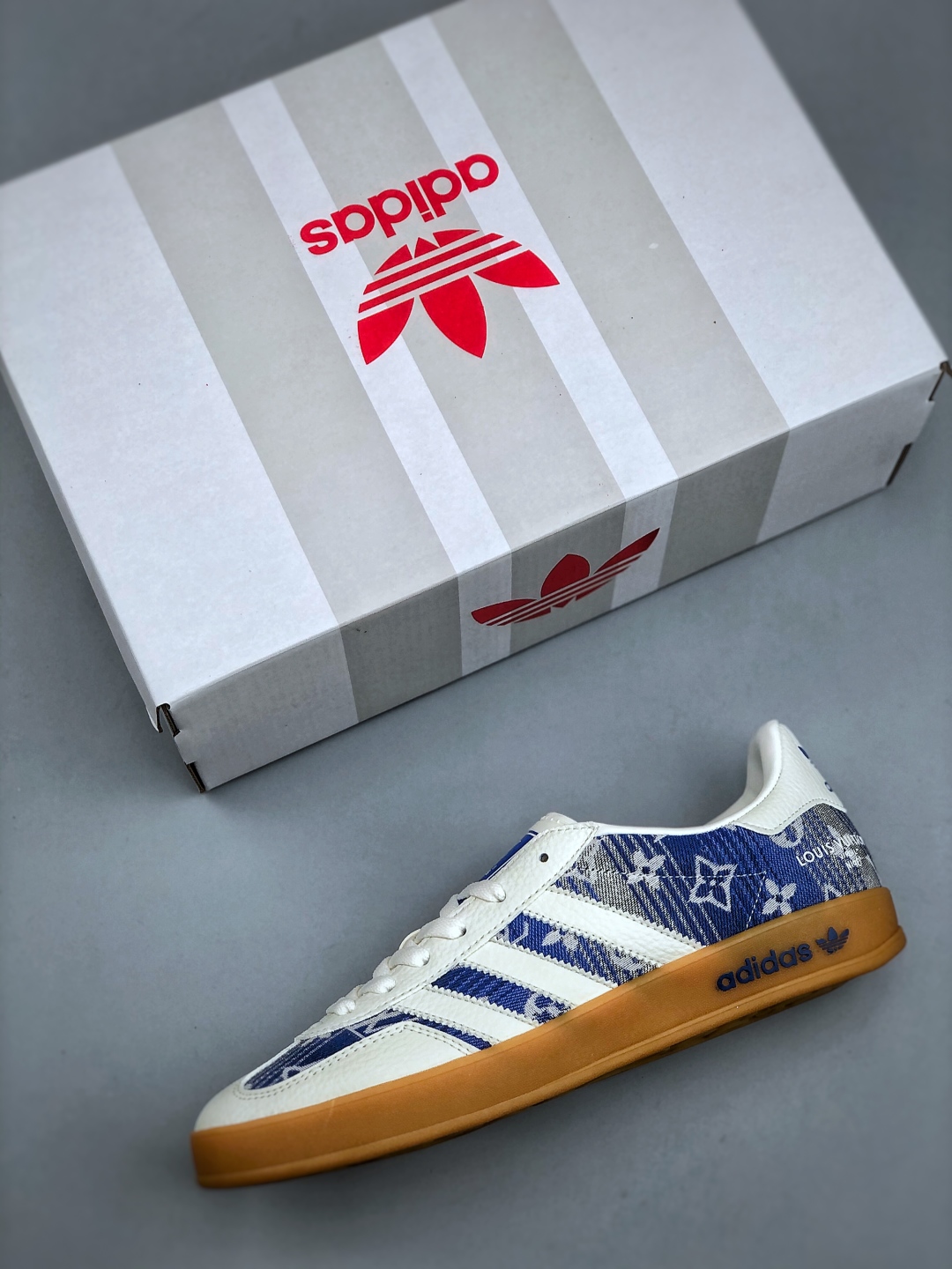 💰240adidas 德训鞋 “LV联名-蓝灰牛仔”高端定制 大厂纯原品质出货 超高清洁度 细节完美 舒适百搭 低帮休闲板鞋 男女同款货号：SC9207-732 码数：36 36.5 37.5 38 38.5 39 40 40.5 41 42 42.5 43 44 44.5 45