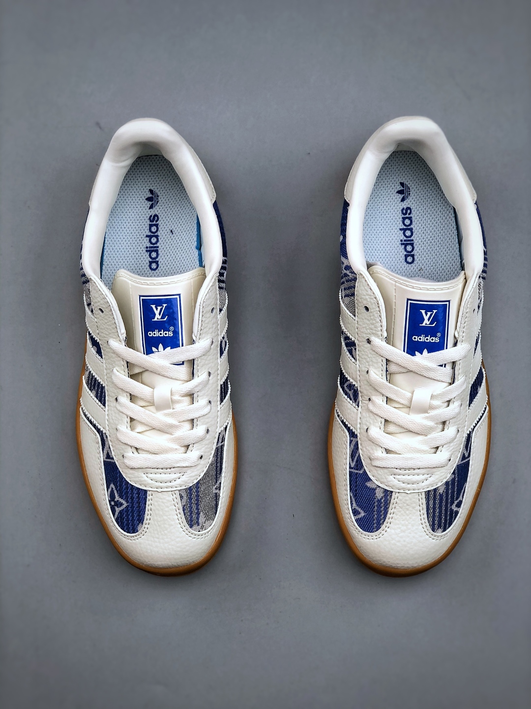 💰240adidas 德训鞋 “LV联名-蓝灰牛仔”高端定制 大厂纯原品质出货 超高清洁度 细节完美 舒适百搭 低帮休闲板鞋 男女同款货号：SC9207-732 码数：36 36.5 37.5 38 38.5 39 40 40.5 41 42 42.5 43 44 44.5 45