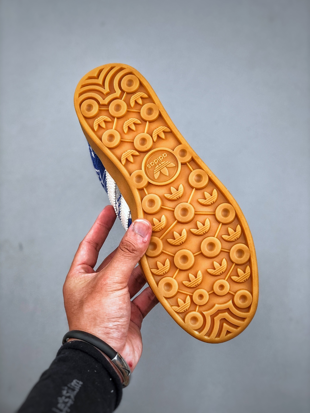 💰240adidas 德训鞋 “LV联名-蓝灰牛仔”高端定制 大厂纯原品质出货 超高清洁度 细节完美 舒适百搭 低帮休闲板鞋 男女同款货号：SC9207-732 码数：36 36.5 37.5 38 38.5 39 40 40.5 41 42 42.5 43 44 44.5 45