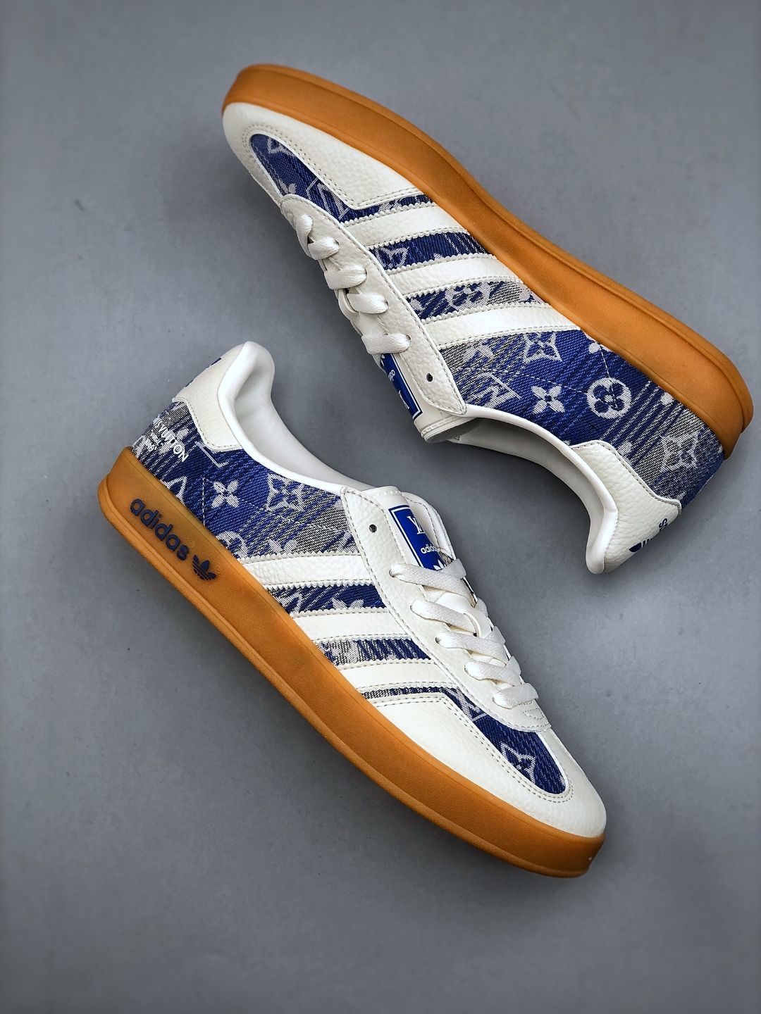 💰240adidas 德训鞋 “LV联名-蓝灰牛仔”高端定制 大厂纯原品质出货 超高清洁度 细节完美 舒适百搭 低帮休闲板鞋 男女同款货号：SC9207-732 码数：36 36.5 37.5 38 38.5 39 40 40.5 41 42 42.5 43 44 44.5 45