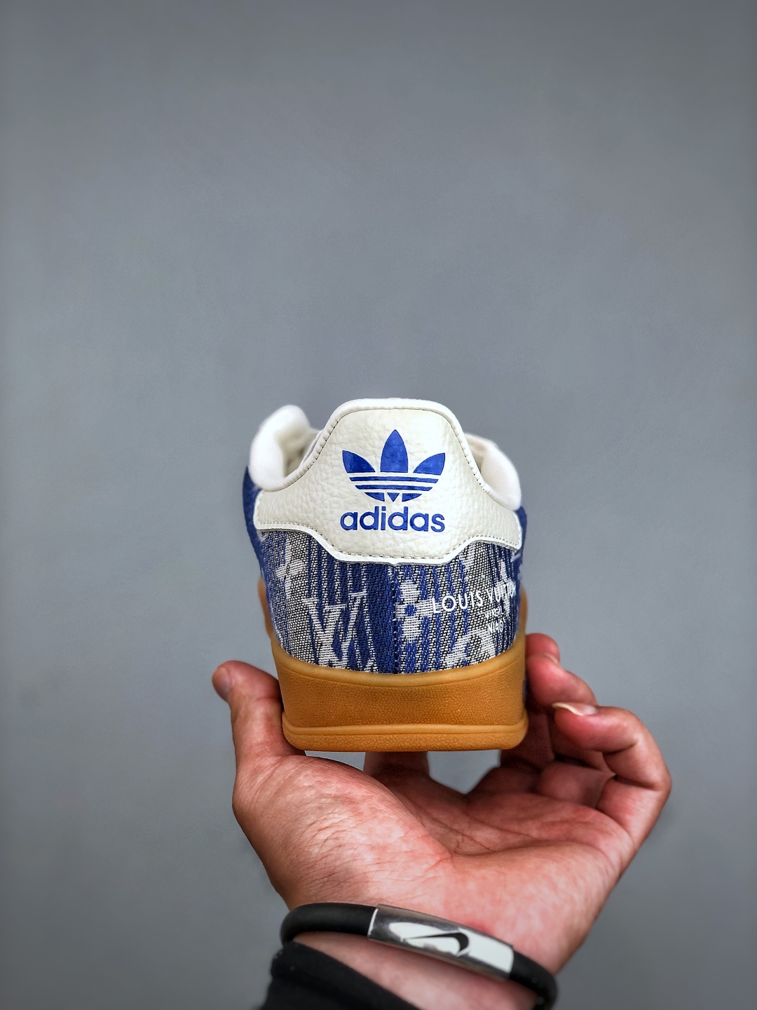 💰240adidas 德训鞋 “LV联名-蓝灰牛仔”高端定制 大厂纯原品质出货 超高清洁度 细节完美 舒适百搭 低帮休闲板鞋 男女同款货号：SC9207-732 码数：36 36.5 37.5 38 38.5 39 40 40.5 41 42 42.5 43 44 44.5 45
