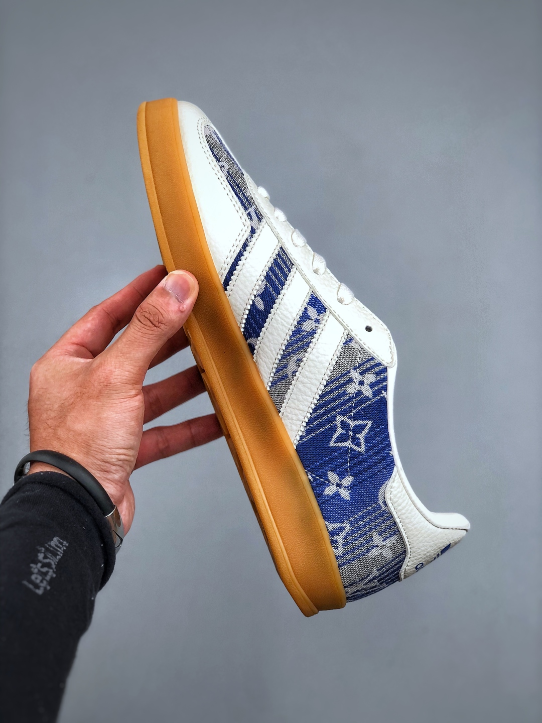 💰240adidas 德训鞋 “LV联名-蓝灰牛仔”高端定制 大厂纯原品质出货 超高清洁度 细节完美 舒适百搭 低帮休闲板鞋 男女同款货号：SC9207-732 码数：36 36.5 37.5 38 38.5 39 40 40.5 41 42 42.5 43 44 44.5 45