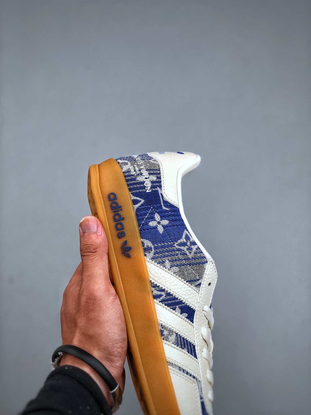 💰240adidas 德训鞋 “LV联名-蓝灰牛仔”高端定制 大厂纯原品质出货 超高清洁度 细节完美 舒适百搭 低帮休闲板鞋 男女同款货号：SC9207-732 码数：36 36.5 37.5 38 38.5 39 40 40.5 41 42 42.5 43 44 44.5 45