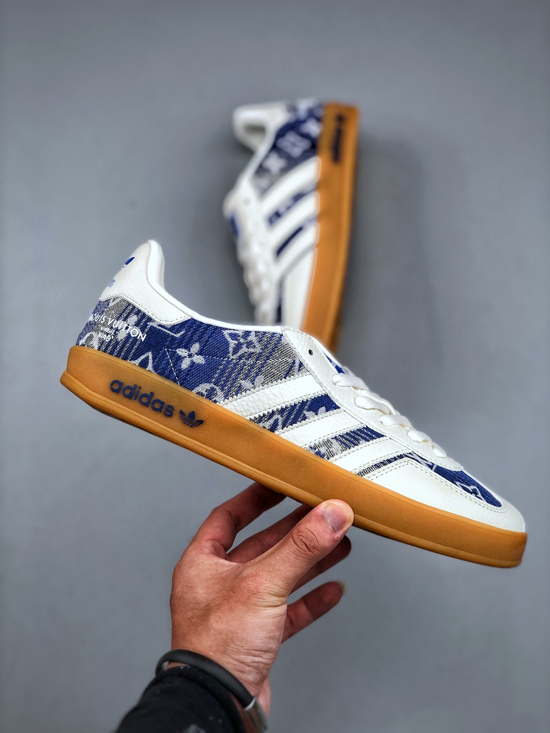 💰240adidas 德训鞋 “LV联名-蓝灰牛仔”高端定制 大厂纯原品质出货 超高清洁度 细节完美 舒适百搭 低帮休闲板鞋 男女同款货号：SC9207-732 码数：36 36.5 37.5 38 38.5 39 40 40.5 41 42 42.5 43 44 44.5 45