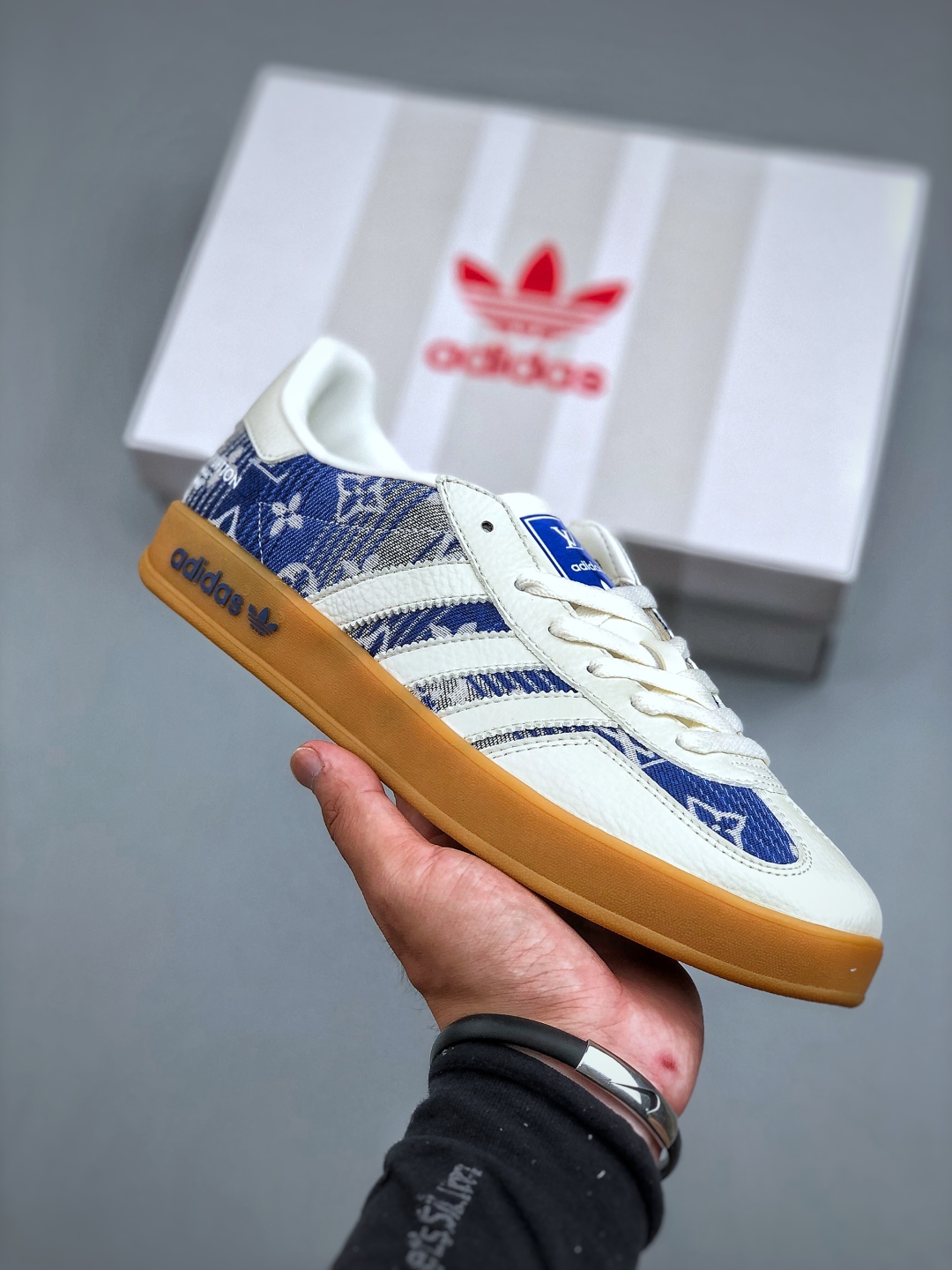 💰240adidas 德训鞋 “LV联名-蓝灰牛仔”高端定制 大厂纯原品质出货 超高清洁度 细节完美 舒适百搭 低帮休闲板鞋 男女同款货号：SC9207-732 码数：36 36.5 37.5 38 38.5 39 40 40.5 41 42 42.5 43 44 44.5 45