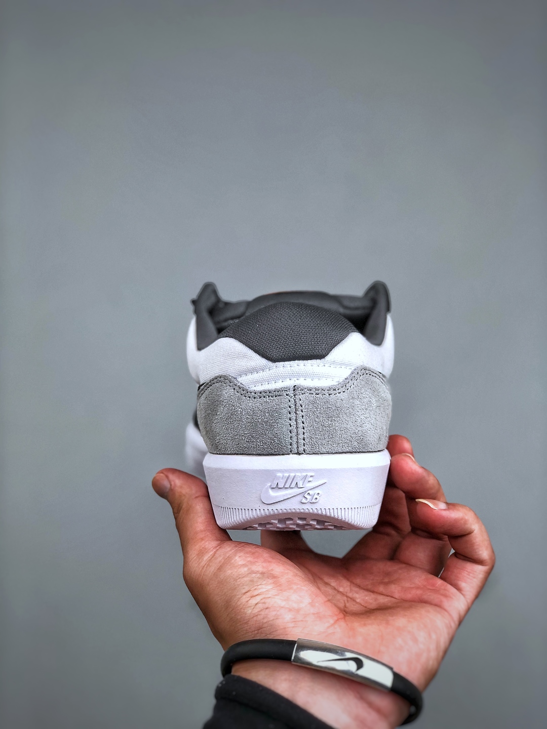 💰220Nike SB Force 58 耐克 低帮休闲板鞋是一款将前沿创新带入街头的单品 它具有硫化杯底 具有出色的耐用性和灵活性 使用帆布和绒面革 在饰面上放置通风口货号:DV5477-001 尺码:36 36.5 37.5 38 38.5 39 40 40.5 41 42 42.5 43 44 45