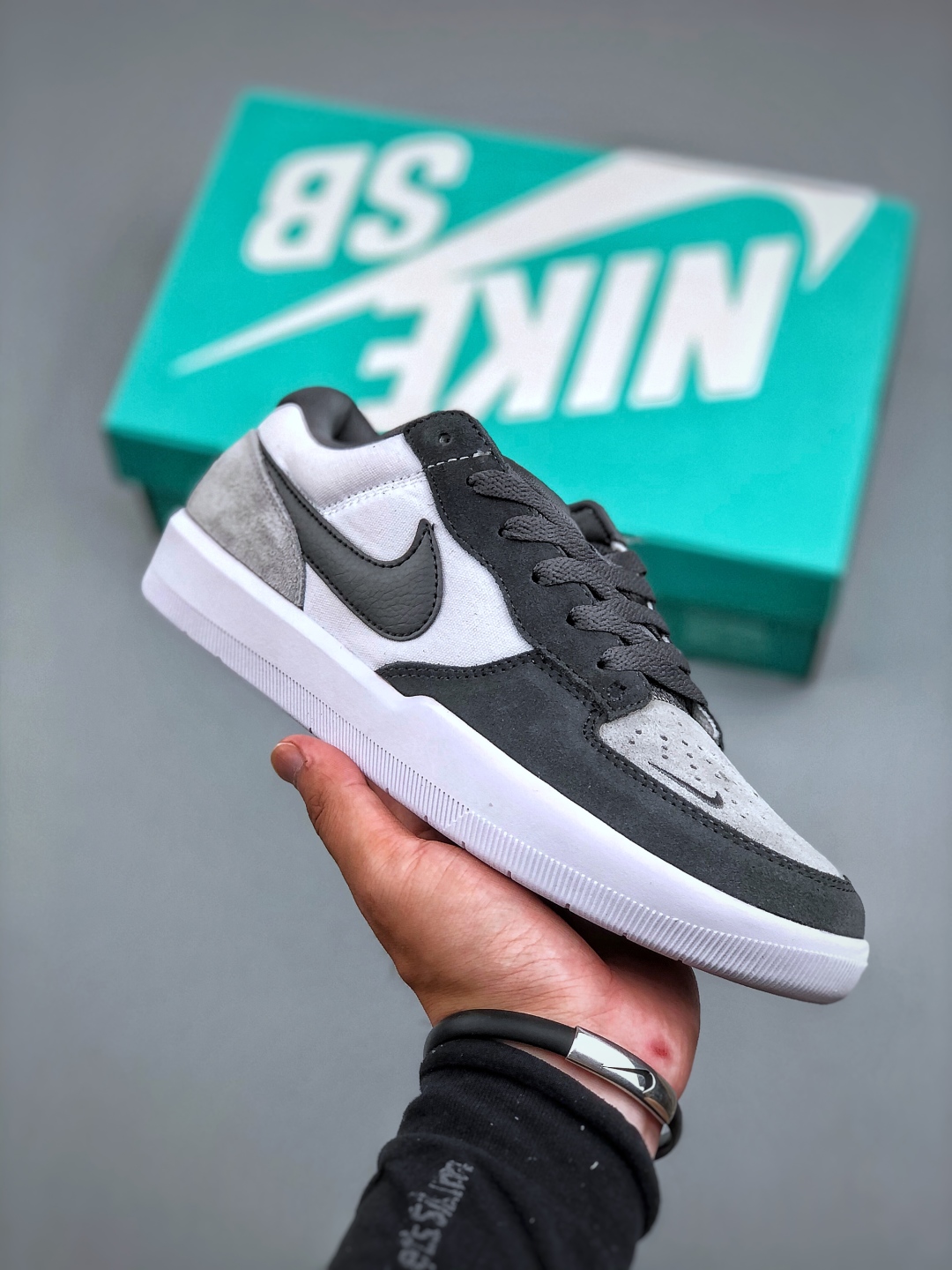 💰220Nike SB Force 58 耐克 低帮休闲板鞋是一款将前沿创新带入街头的单品 它具有硫化杯底 具有出色的耐用性和灵活性 使用帆布和绒面革 在饰面上放置通风口货号:DV5477-001 尺码:36 36.5 37.5 38 38.5 39 40 40.5 41 42 42.5 43 44 45
