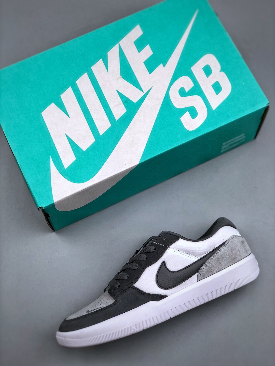 💰220Nike SB Force 58 耐克 低帮休闲板鞋是一款将前沿创新带入街头的单品 它具有硫化杯底 具有出色的耐用性和灵活性 使用帆布和绒面革 在饰面上放置通风口货号:DV5477-001 尺码:36 36.5 37.5 38 38.5 39 40 40.5 41 42 42.5 43 44 45