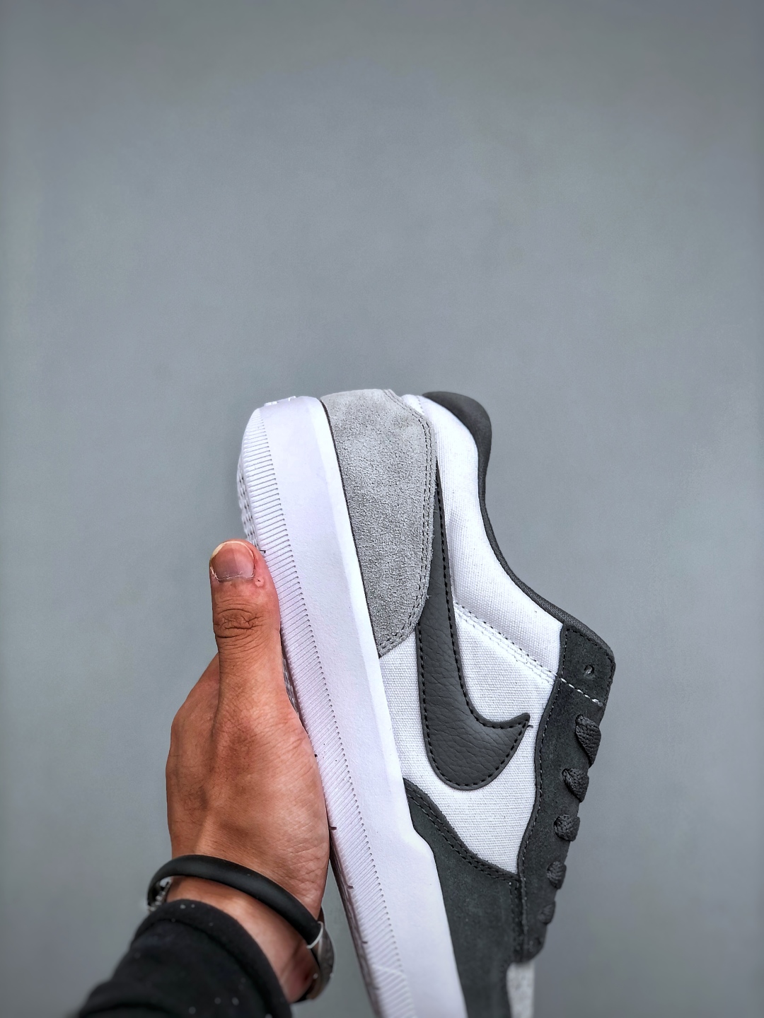 💰220Nike SB Force 58 耐克 低帮休闲板鞋是一款将前沿创新带入街头的单品 它具有硫化杯底 具有出色的耐用性和灵活性 使用帆布和绒面革 在饰面上放置通风口货号:DV5477-001 尺码:36 36.5 37.5 38 38.5 39 40 40.5 41 42 42.5 43 44 45