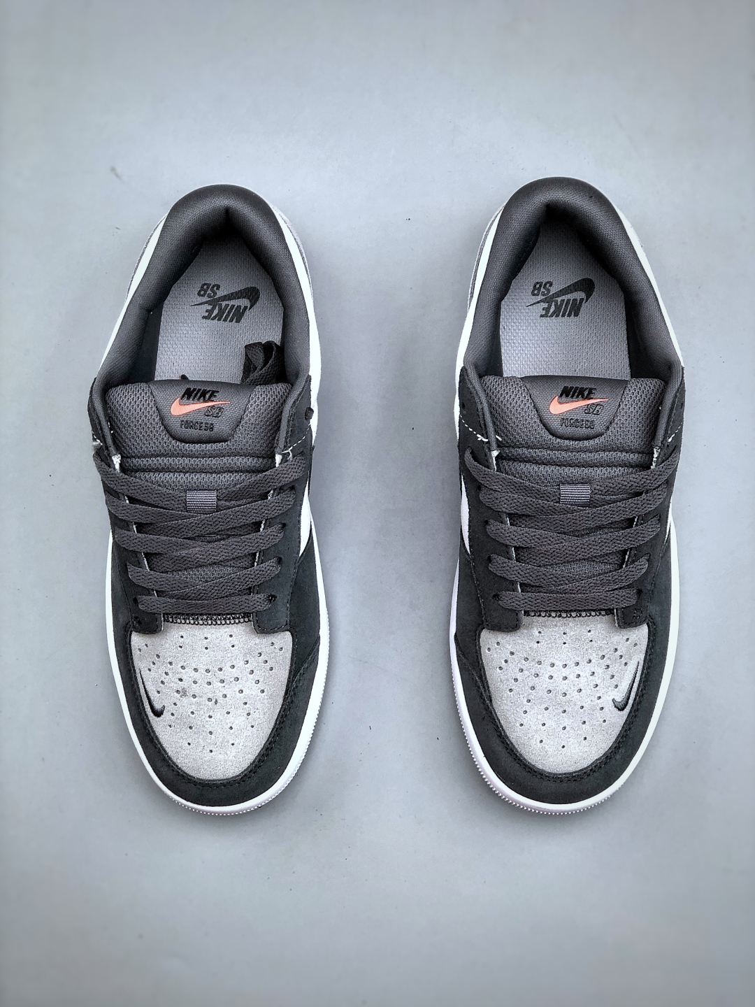 💰220Nike SB Force 58 耐克 低帮休闲板鞋是一款将前沿创新带入街头的单品 它具有硫化杯底 具有出色的耐用性和灵活性 使用帆布和绒面革 在饰面上放置通风口货号:DV5477-001 尺码:36 36.5 37.5 38 38.5 39 40 40.5 41 42 42.5 43 44 45