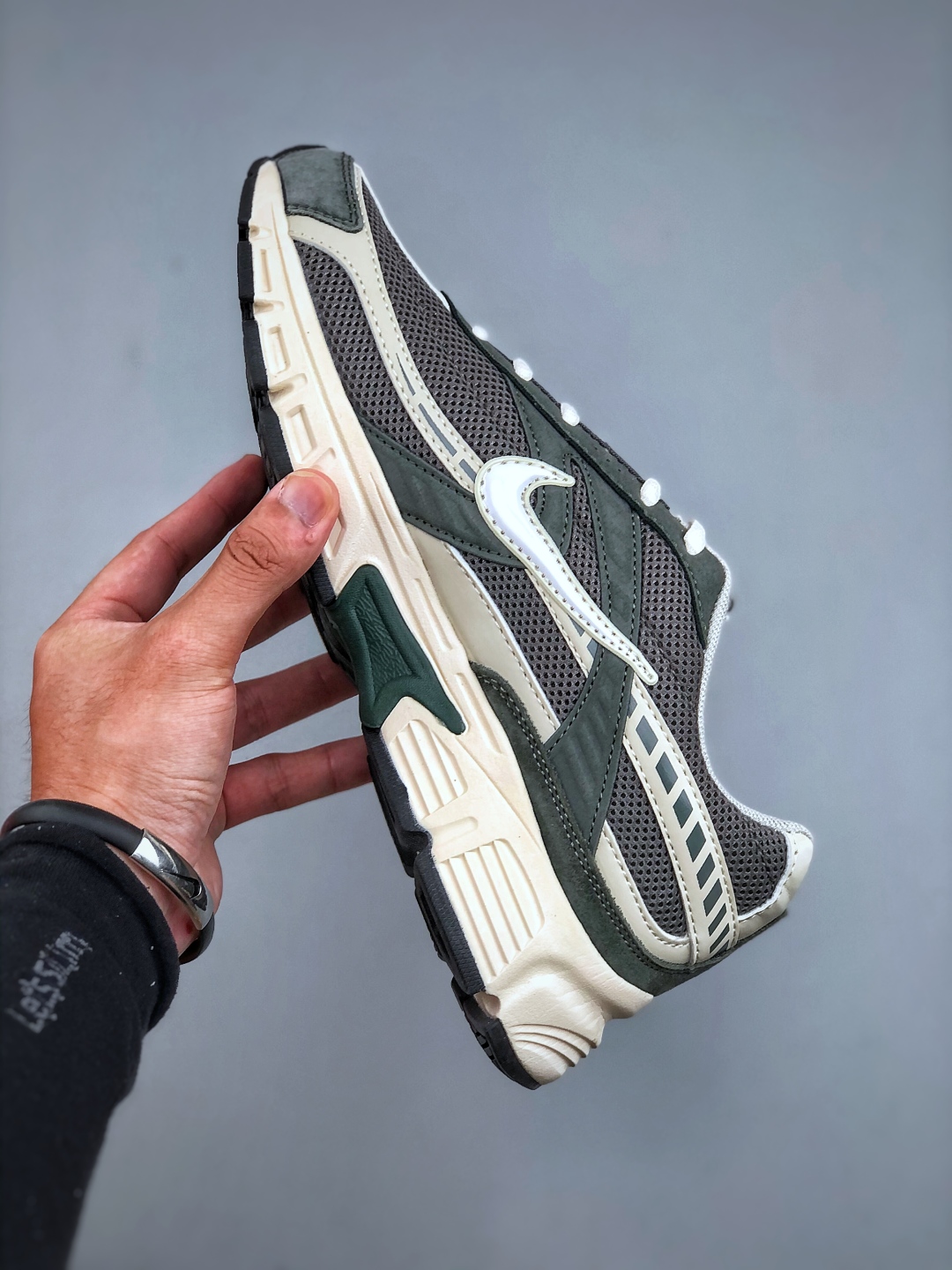 💰200NIKE Initiator Running创始者系列复古老爹鞋休闲运动舒适跑 采用透气网眼鞋面和支撑覆盖层，自然运动设计的Phlyon中底用于缓冲，BRS 1,000碳橡胶外底具有轻质柔韧性，牵引力和耐用性。 货号：IB4339 025 尺码：36-45（半）