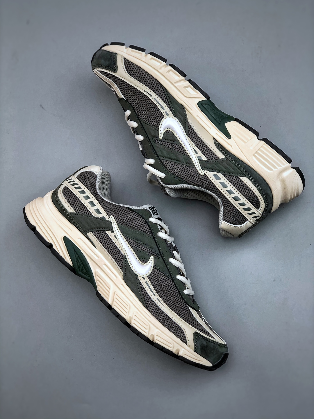 💰200NIKE Initiator Running创始者系列复古老爹鞋休闲运动舒适跑 采用透气网眼鞋面和支撑覆盖层，自然运动设计的Phlyon中底用于缓冲，BRS 1,000碳橡胶外底具有轻质柔韧性，牵引力和耐用性。 货号：IB4339 025 尺码：36-45（半）